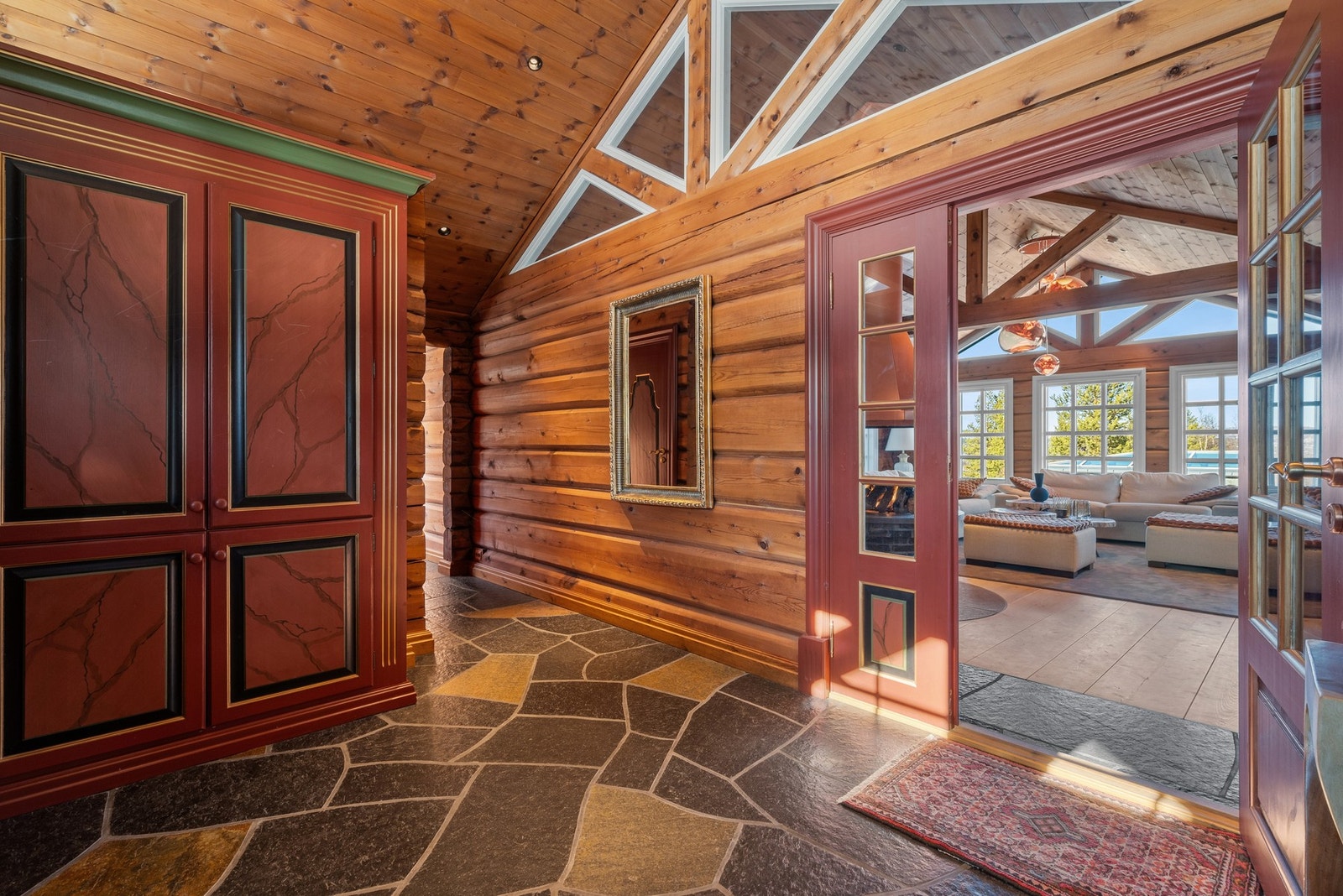 Belysning i hovedstue, hall, svalgang, spa og kaffestue er oppgradert i 2024. Lysdesigner er den prisbelønte Halvor Næss Galleribilde