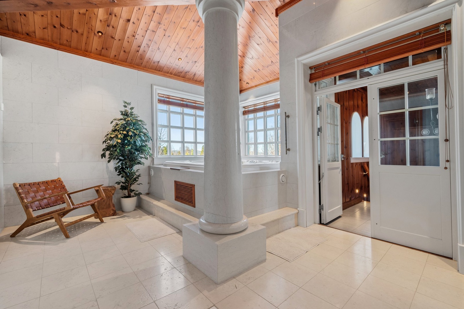 Egen spa -avdeling med jacuzzi. Galleribilde