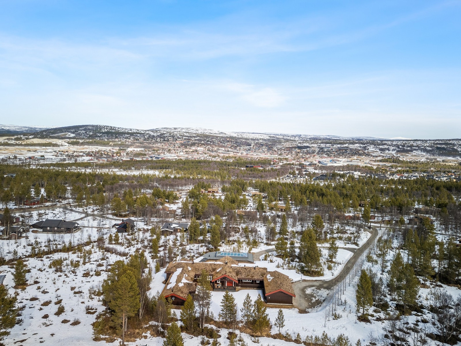 Fritidseiendommen ble opprinnelig oppført i 2006 og er tegnet av lokal arkitekt basert på lokal estetikk og byggetradisjoner og bygget av lokale håndverkere. Galleribilde