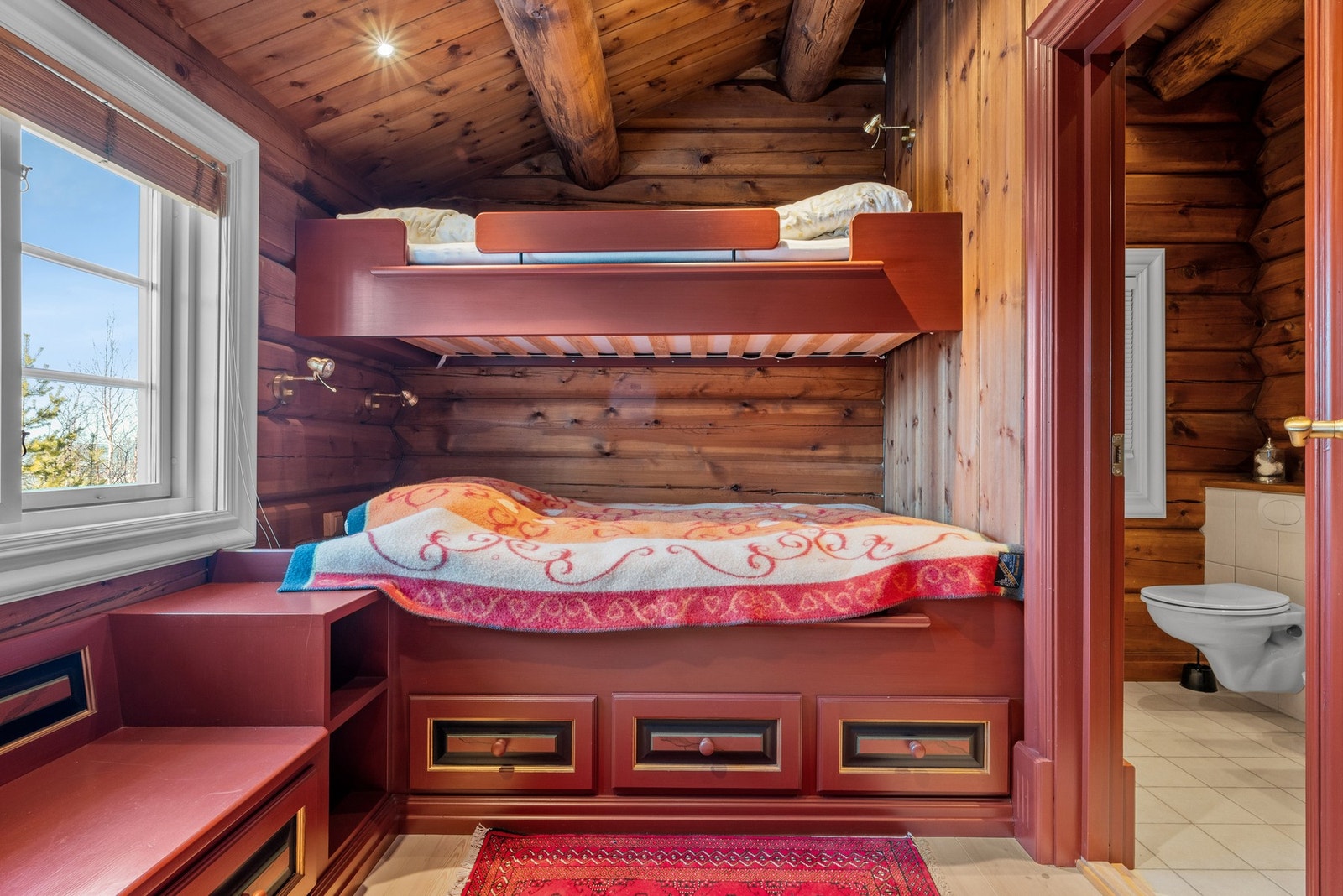 Møblement er laget og montert lokale håndverkere i Os Trekultur. Galleribilde