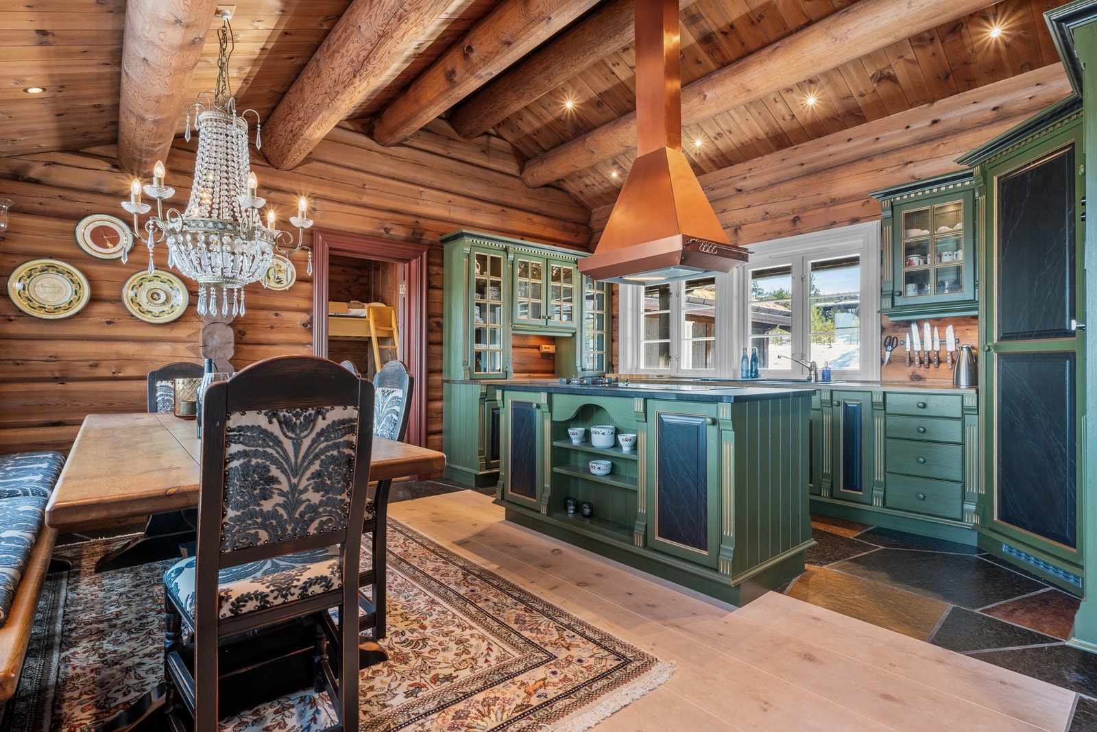 Unikt kjøkken med benkeplate i tre og stein. Galleribilde