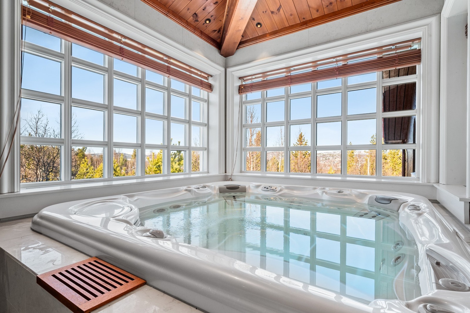 Jacuzzien har perfekt plassering hvor man kan nyte utsikten. Galleribilde