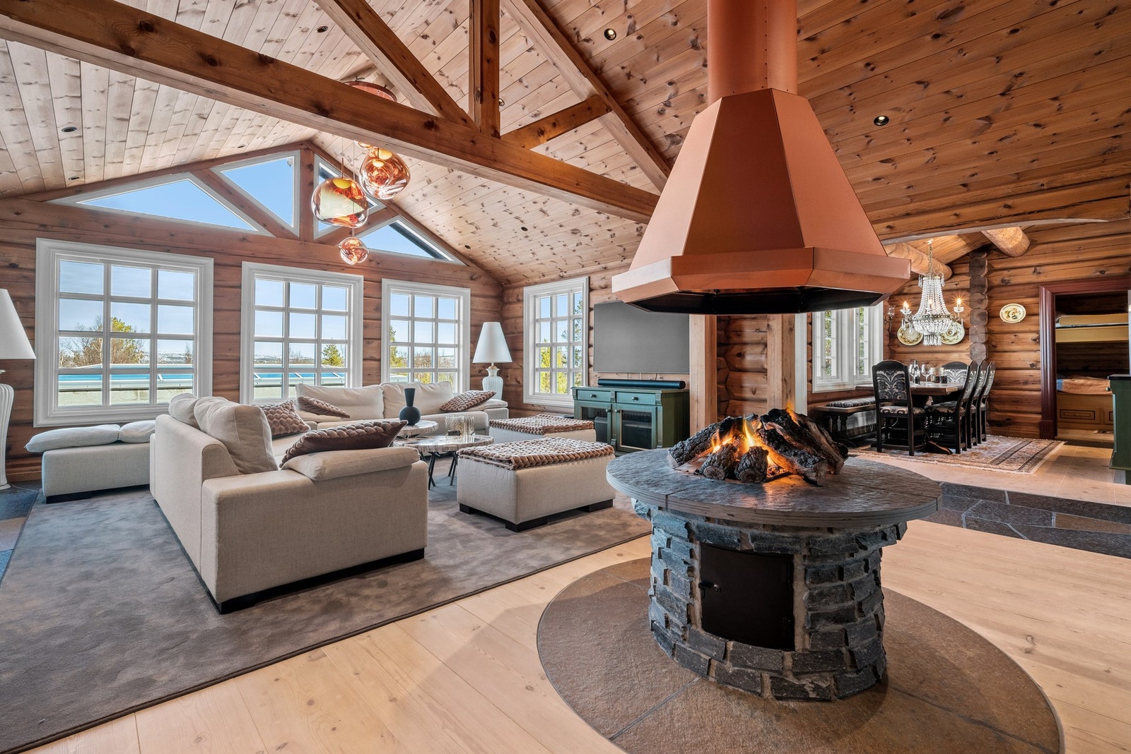 Her er det skifer og trebord på gulv. Galleribilde