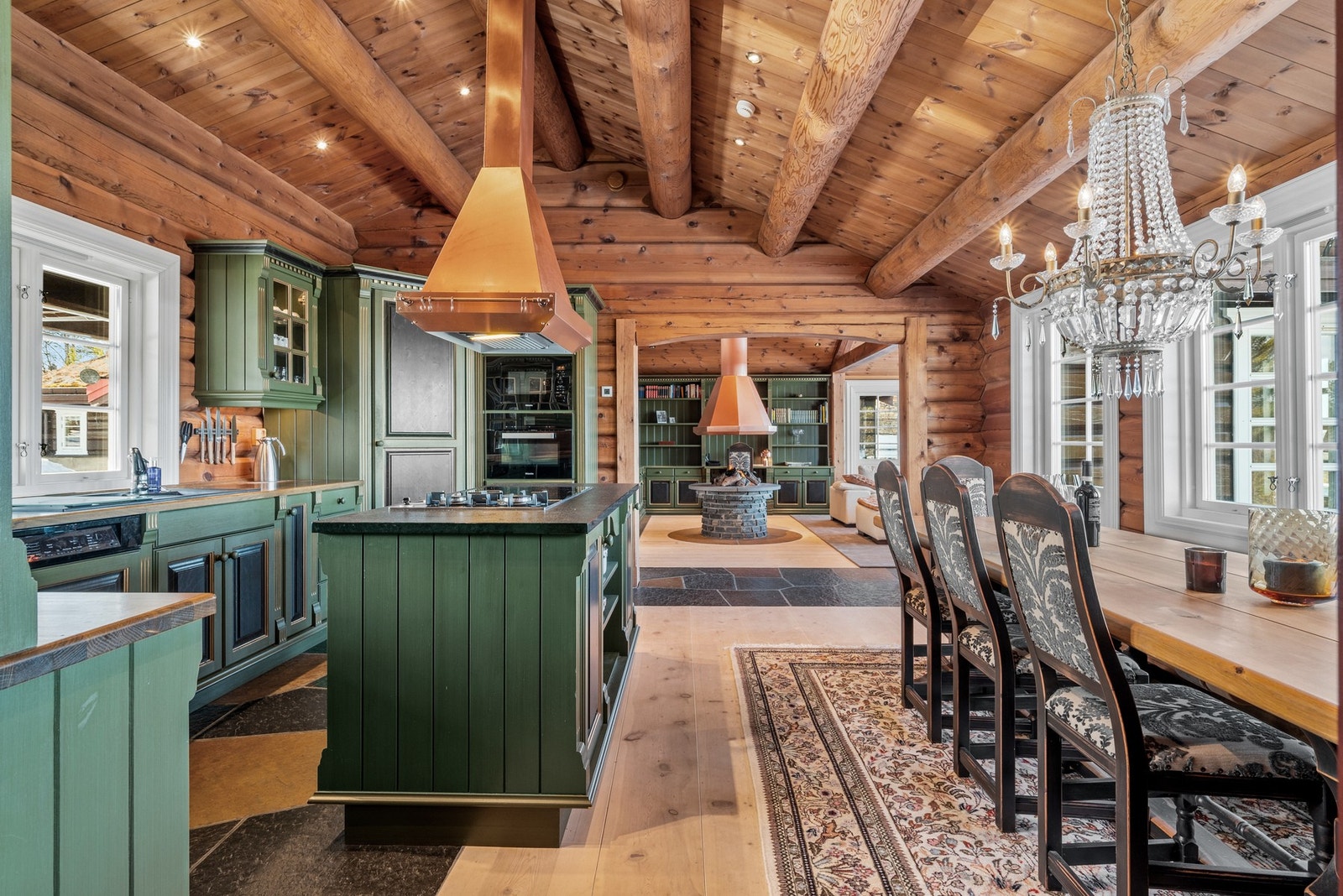 Ved kjøkkenet er det god plass til egen spiseavdeling hvor hele familien kan samles. Galleribilde