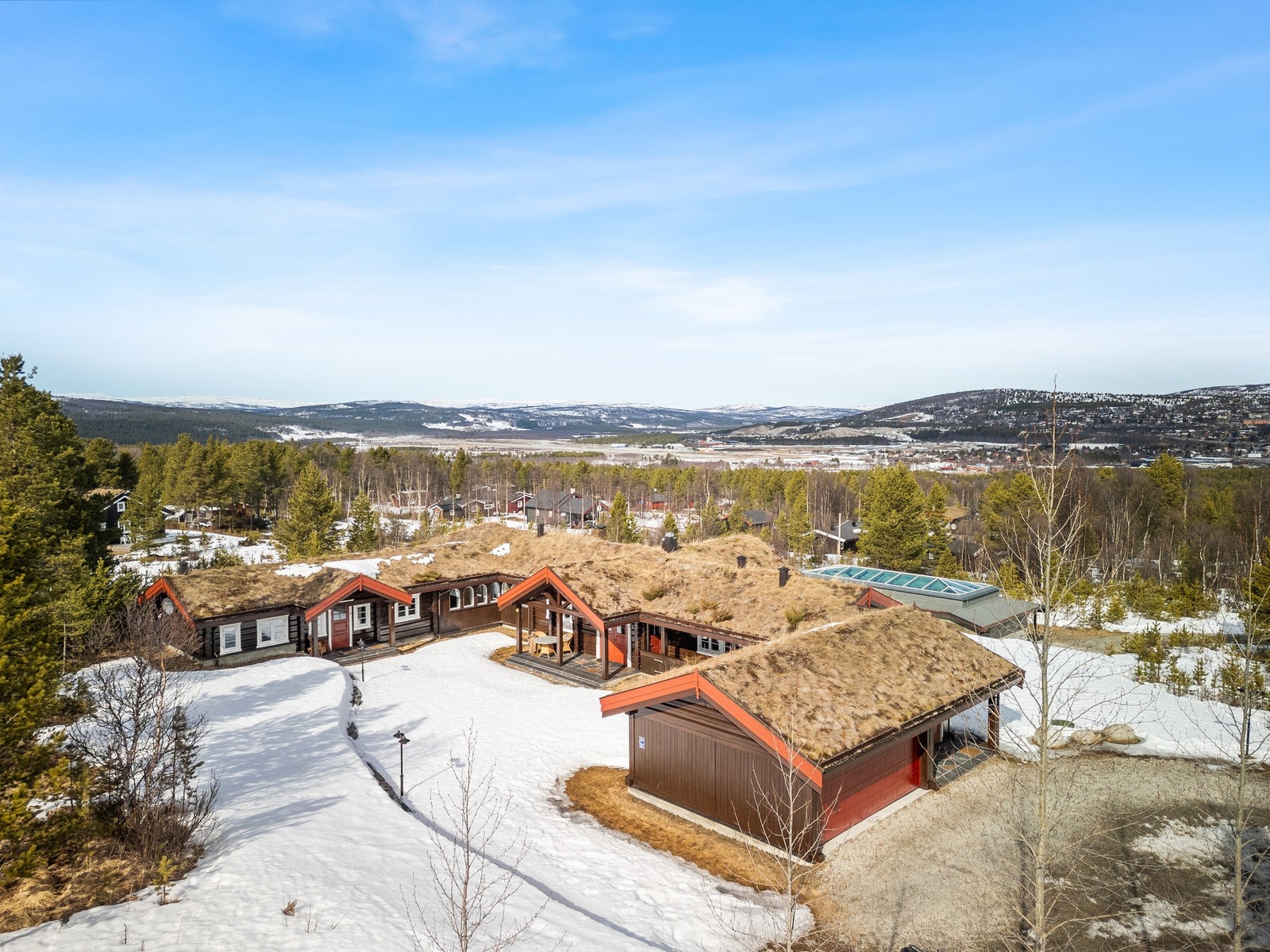 Fritidseiendommen har en svært attraktiv beliggenhet med stor tomt på over 8,3 mål i Hånesåsen på Røros. Galleribilde