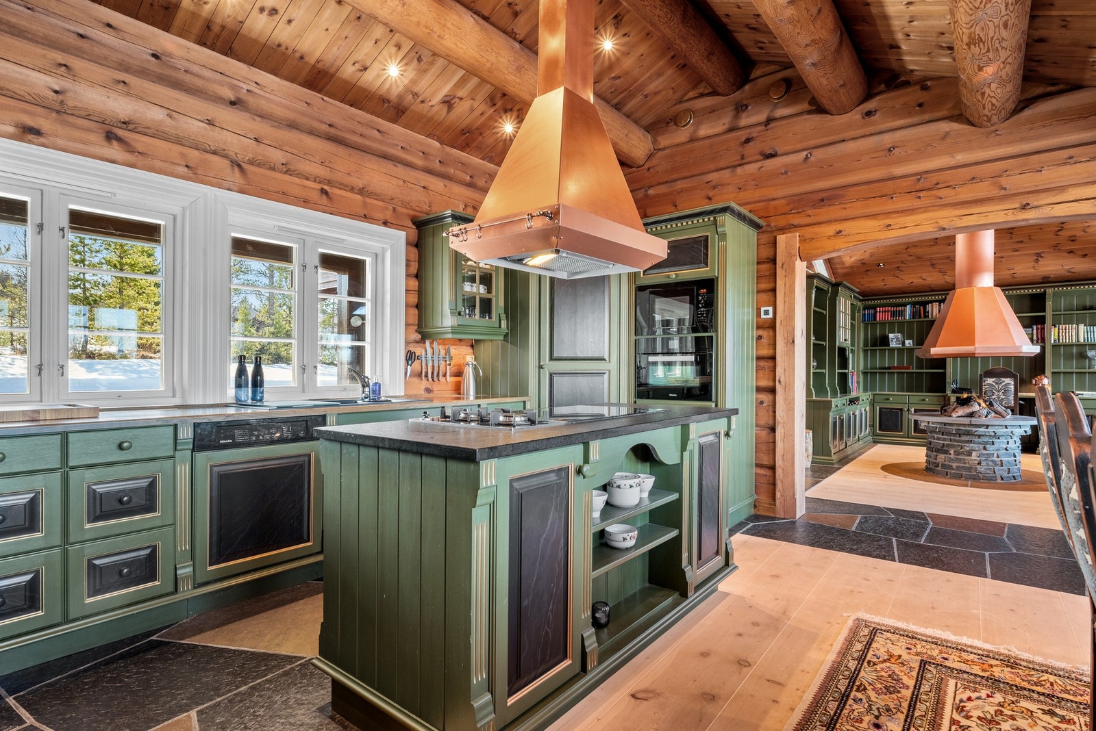 Alt av plassbygde møbler og listverk er utført av lokale håndverkere i Os Trekultur. Galleribilde