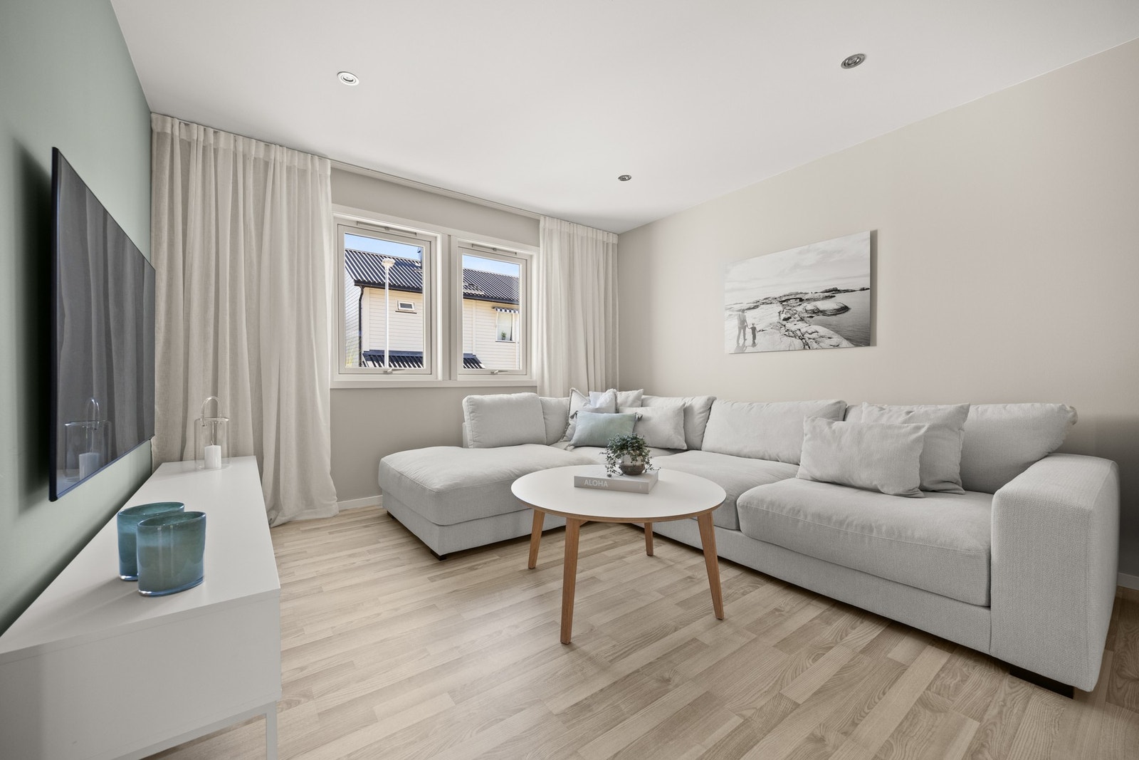 Her er det bl.a. god plass til sofa, tv-benk eller annen ønsket innredning. Galleribilde