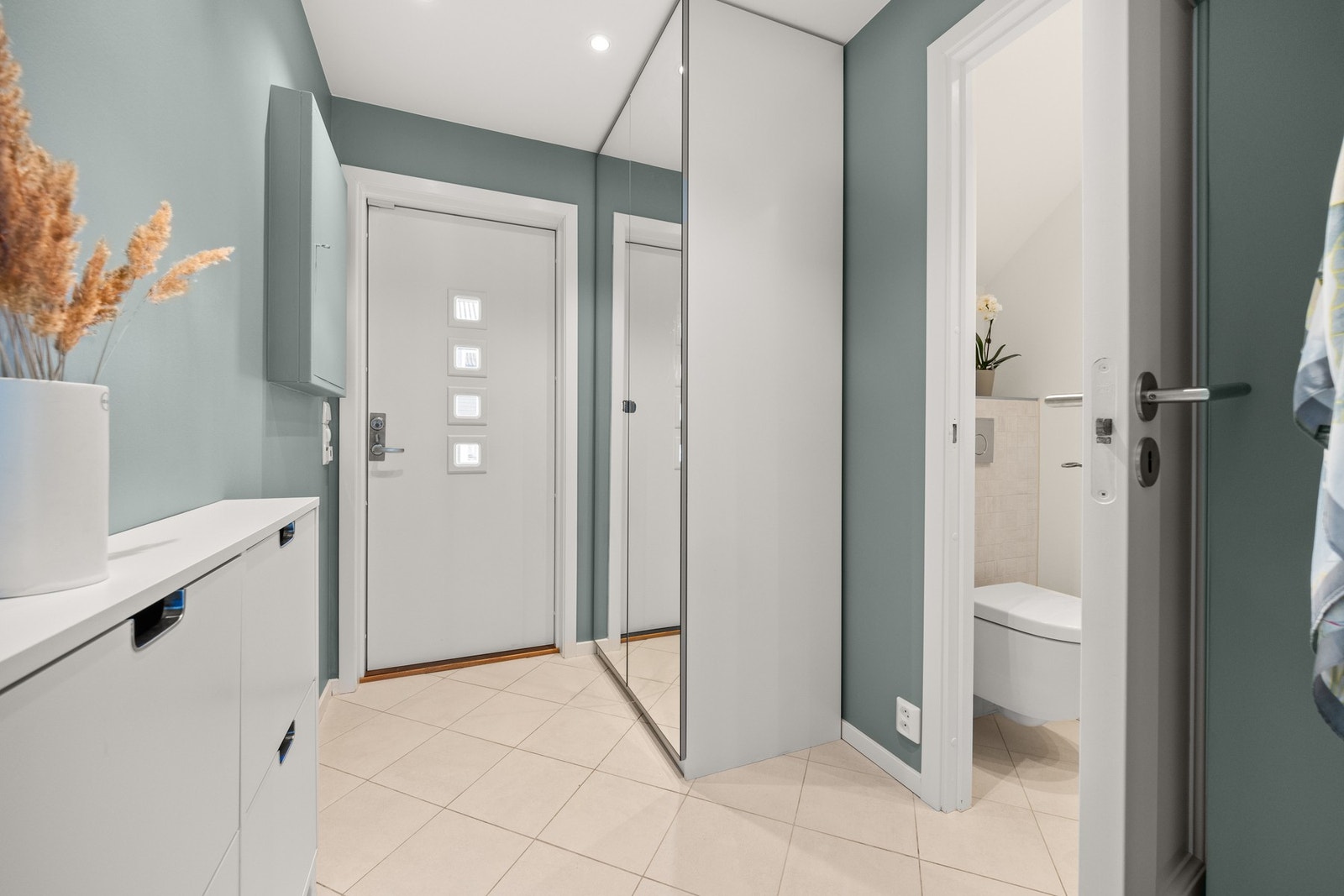 Boligen har en innbydende entré med et praktisk garderobeskap. Galleribilde