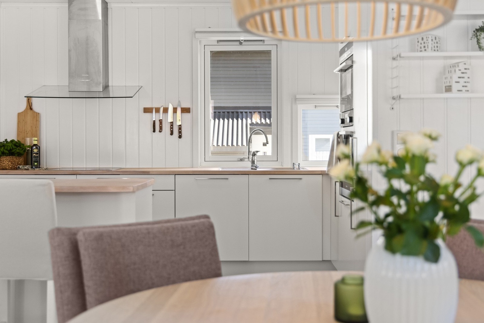 Fra spisestuedelen er det videre tilgang til boligens innholdsrike kjøkken. Galleribilde