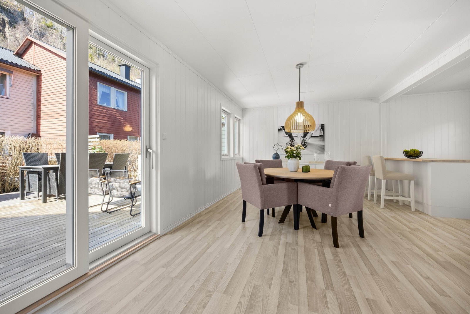 Fra spisestuedelen er det utgang til boligens flotte uteområder. Galleribilde