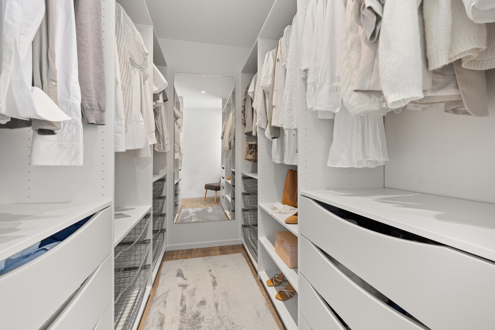 Ved hovedsoverommet er det også et praktisk walk-in closet. Galleribilde