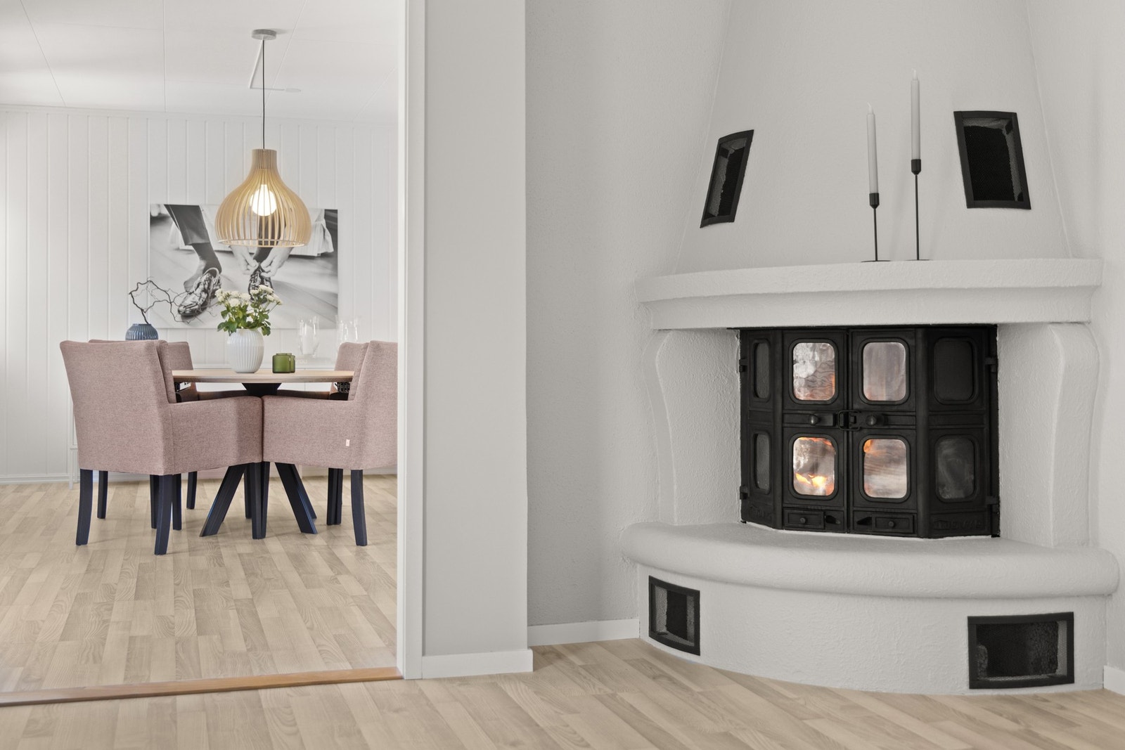 Sentralt i stuen er det en lekker peis som gir varme under kjøligere dager. Galleribilde