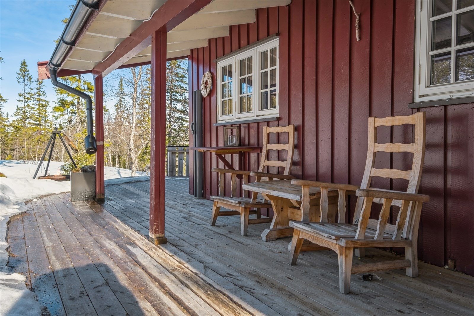 inngangsparti med mulighet for sittegrupper. Man kan gå tørrskodd over til anneks. Galleribilde