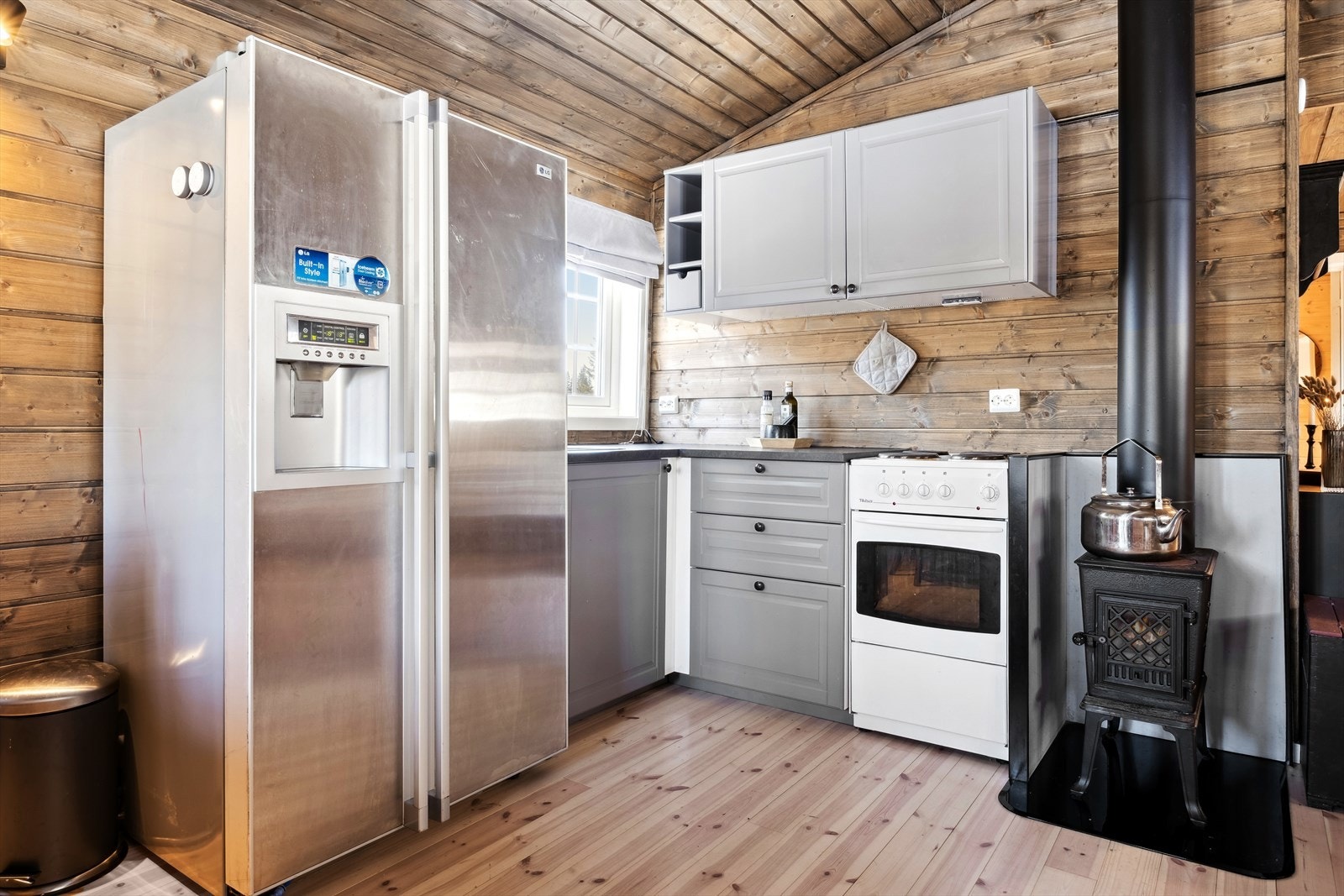 Ovn med pipeløp ble satt inn i 2019 og skaper en fin atmosfære i hytta. Galleribilde