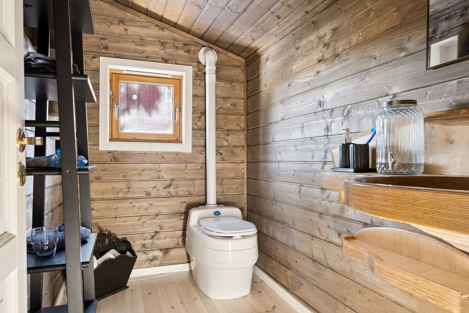 Toalettrommet er det installert Cinderella-toalett og en utslagsvask. Galleribilde