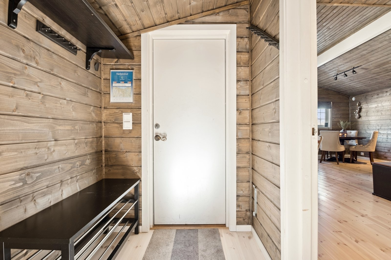 Man ønskes velkommen inn i entréen hvor det er godt med plass til oppheng av yttertøy og sko. Galleribilde