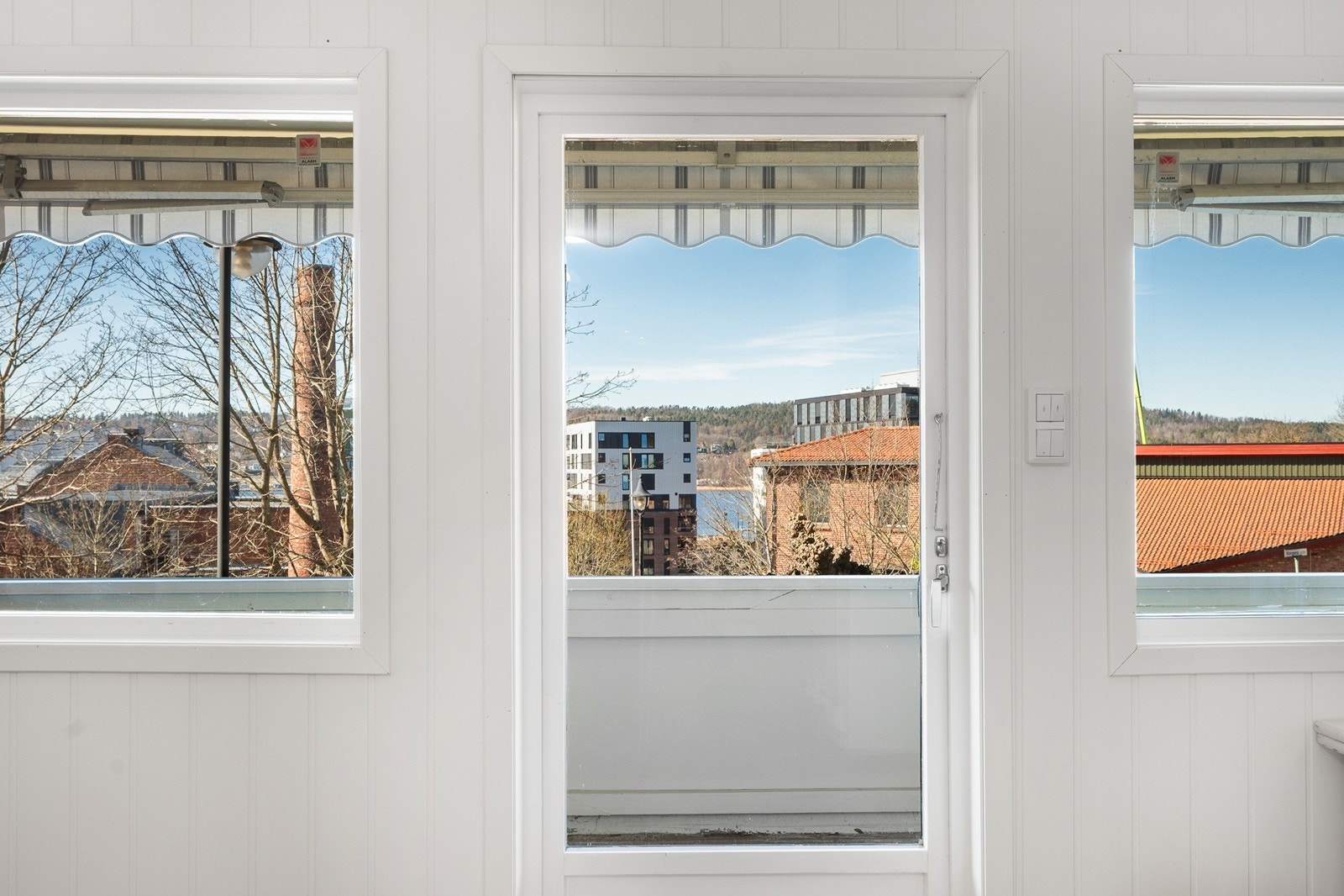 Store vindusflater gir godt med naturlig lys og verandadør med stort glassfelt fører ut til balkong på 10 kvm. Galleribilde
