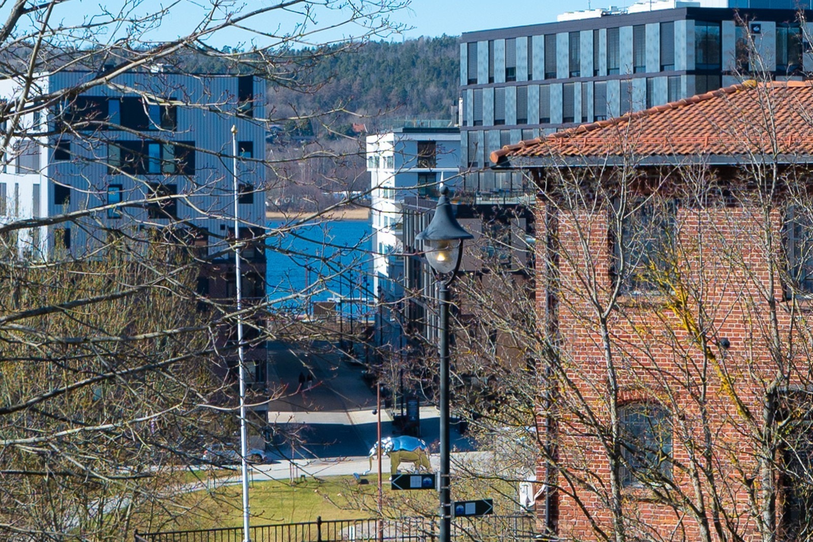 Utsikt mot Moss by med Møllebyen og Verket, samt et glimt av Mossesundet i horisonten. Galleribilde