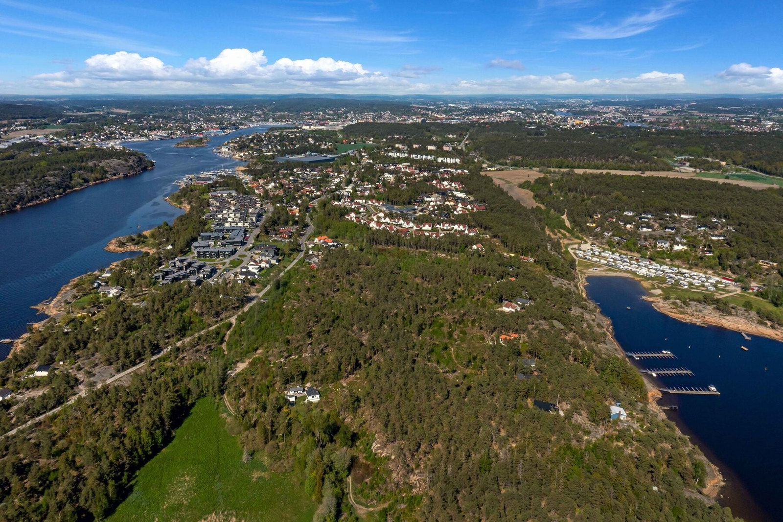 Dronefoto over tomteområdet inn mot Fredrikstad Galleribilde