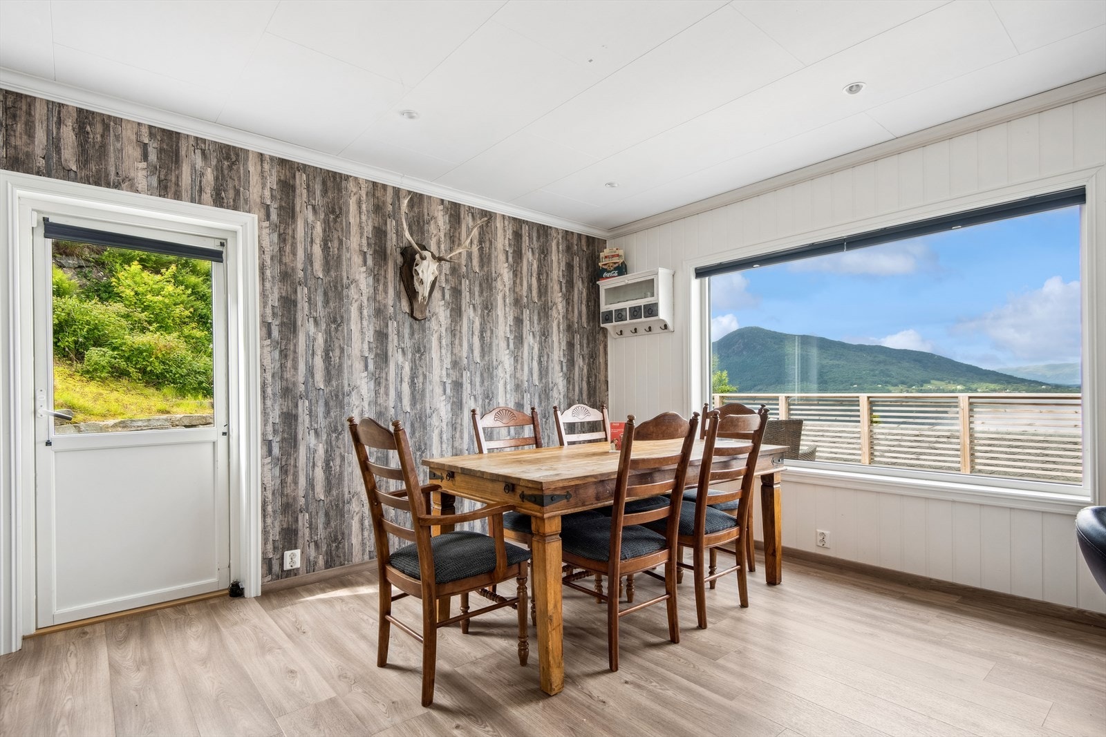 Fra stuen er det utgang til boligens herlige terrasse. Galleribilde
