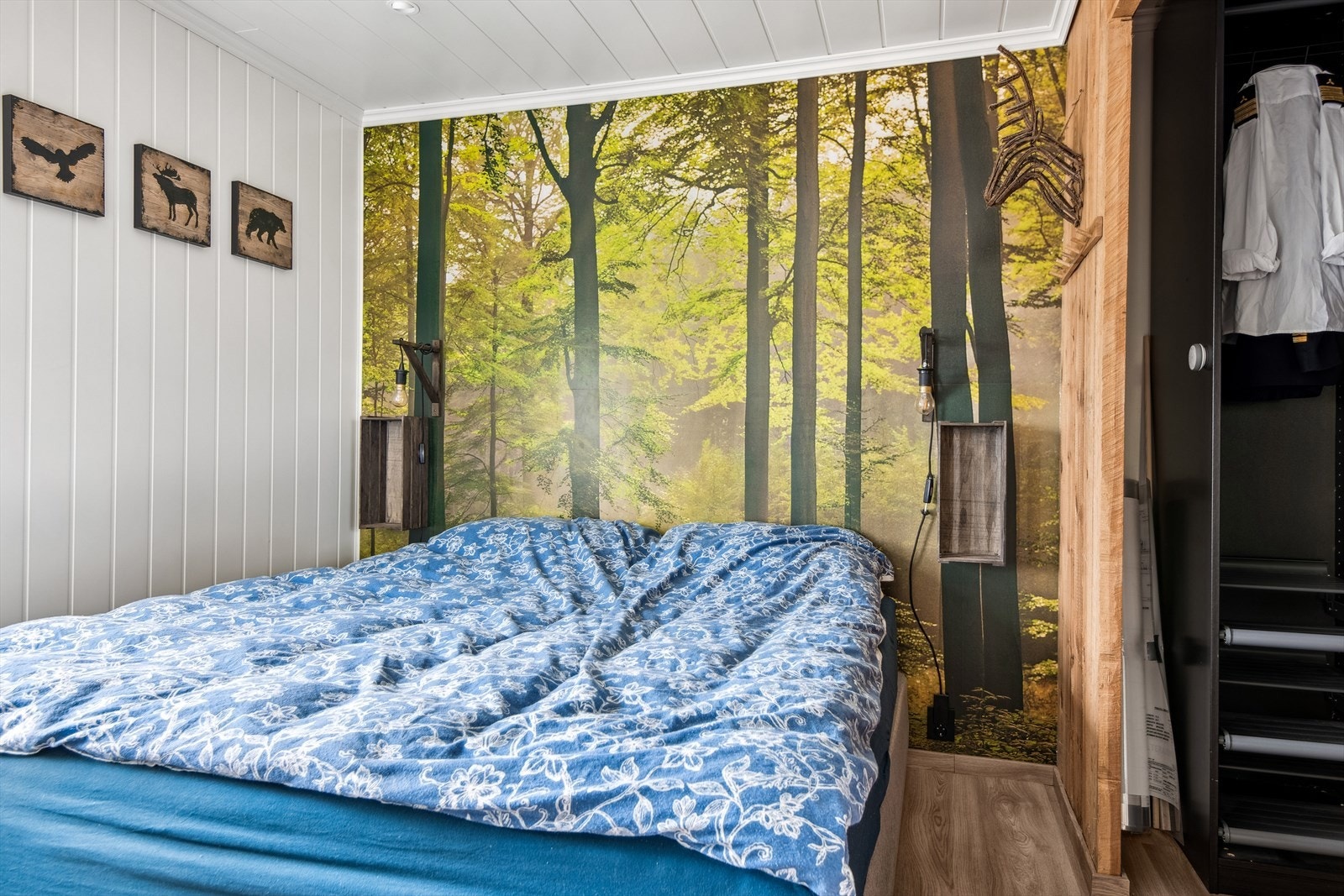 Stort og godt hovedsoverom med eget garderoberom. Galleribilde