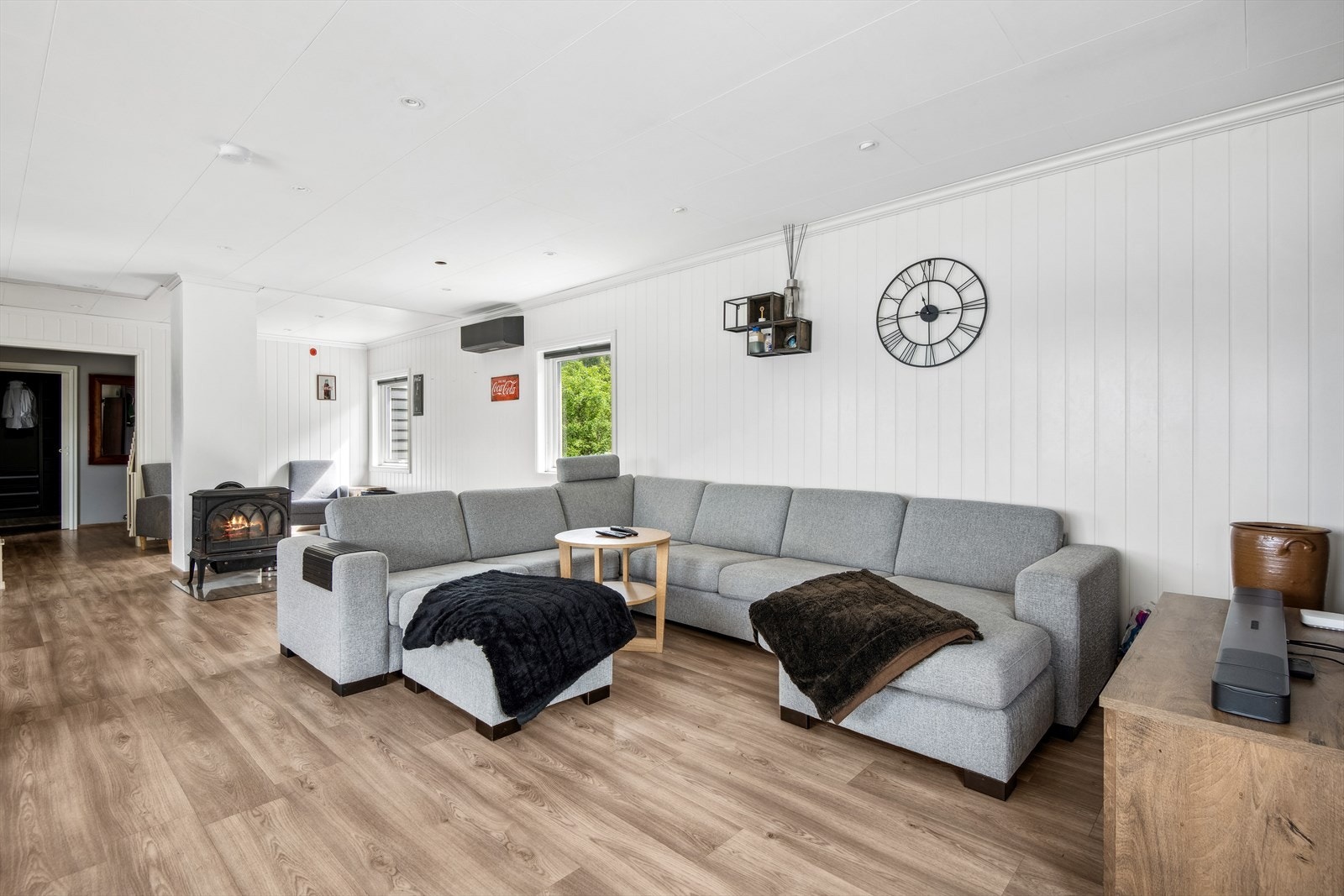 Lys og trivlig stue med plass til stor sittegruppe. Galleribilde