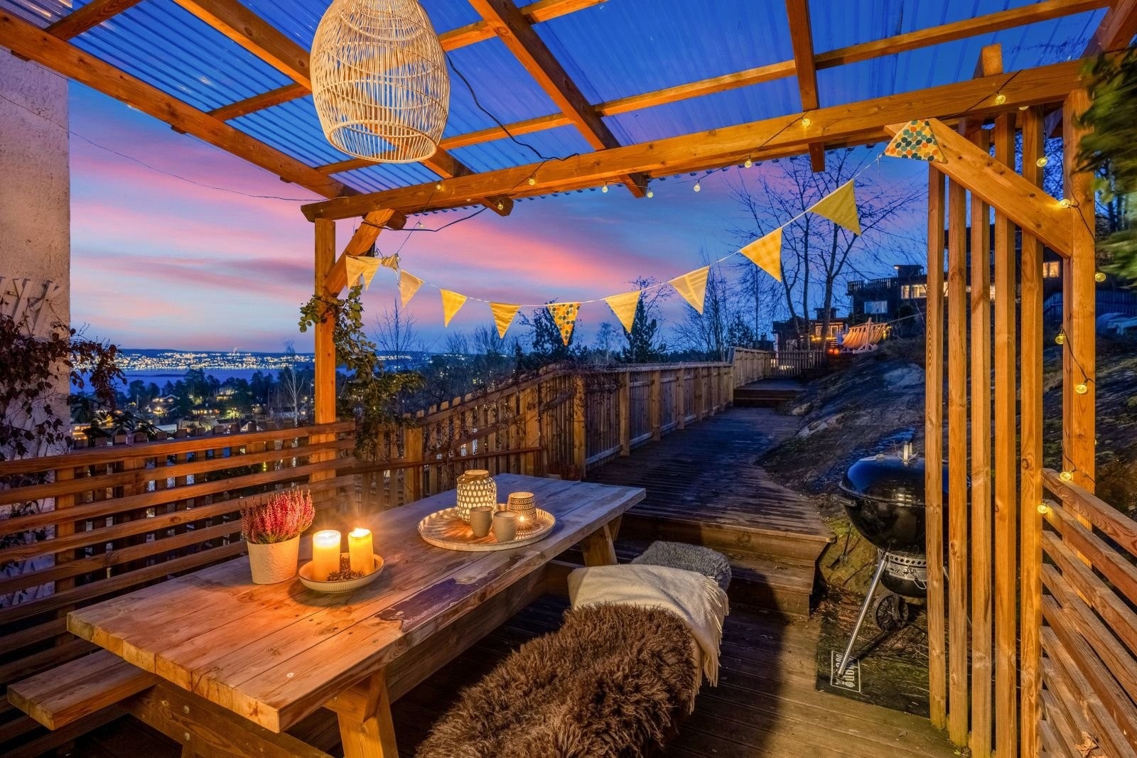 Pergola i hagen. Perfekt til hageselskap! Galleribilde