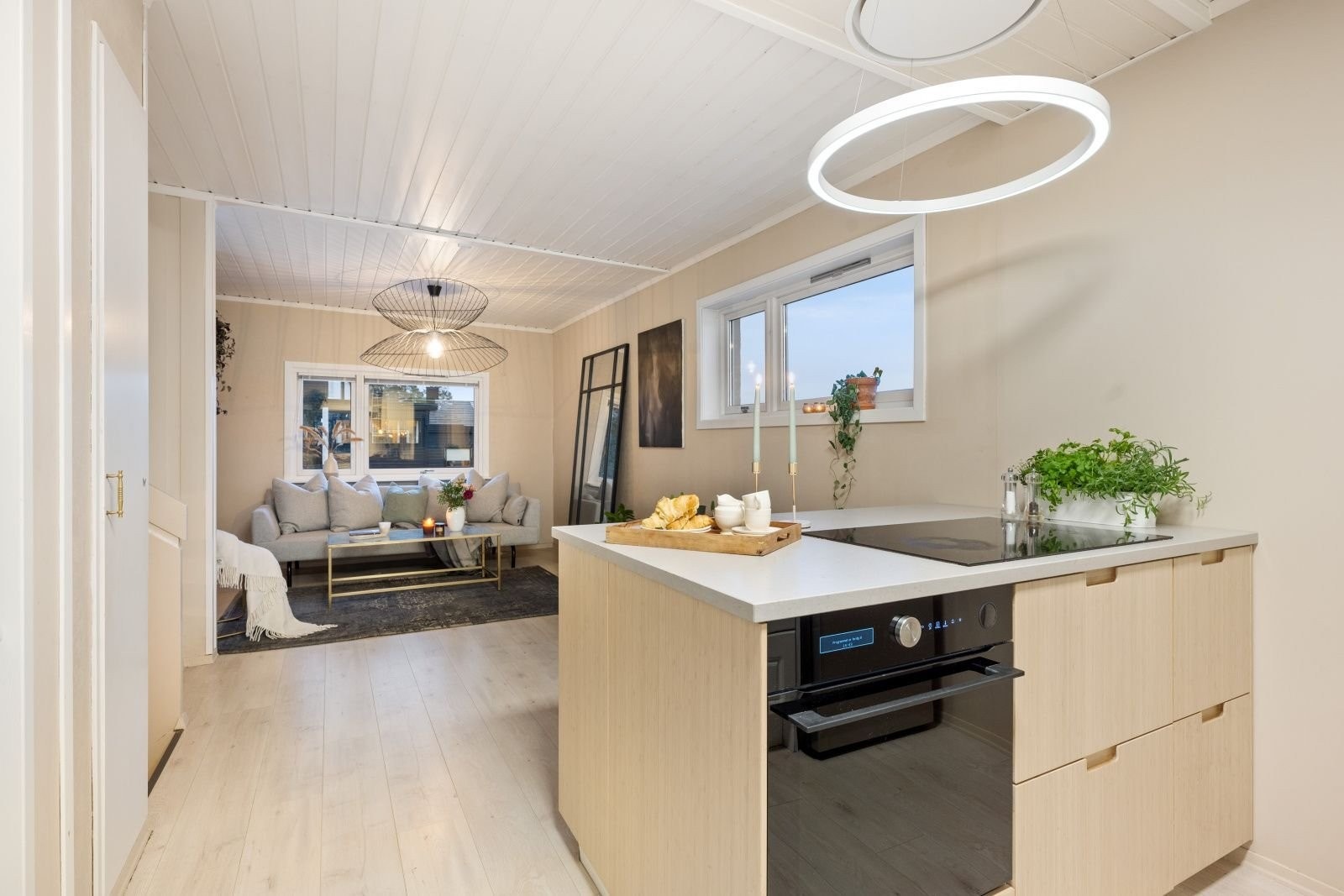 Gourmetkomfyr fra Ikea med en selvrensende funksjon og dampmulighet. Moderne ventilator i taket (Witt Halo ventilator, pris ca 19.000 kr). Galleribilde