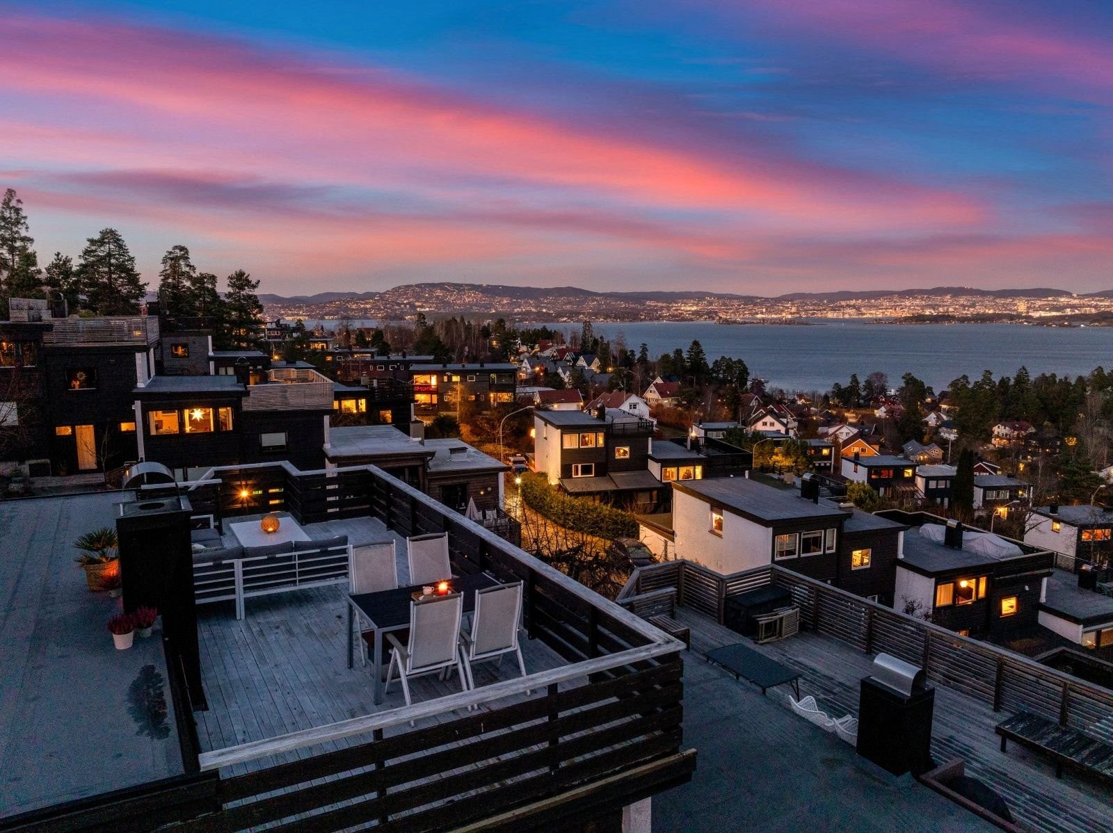 Boligen ligger nært badeplasser, busstopp, butikker, skoler, skiløyper og lekeplasser. Galleribilde