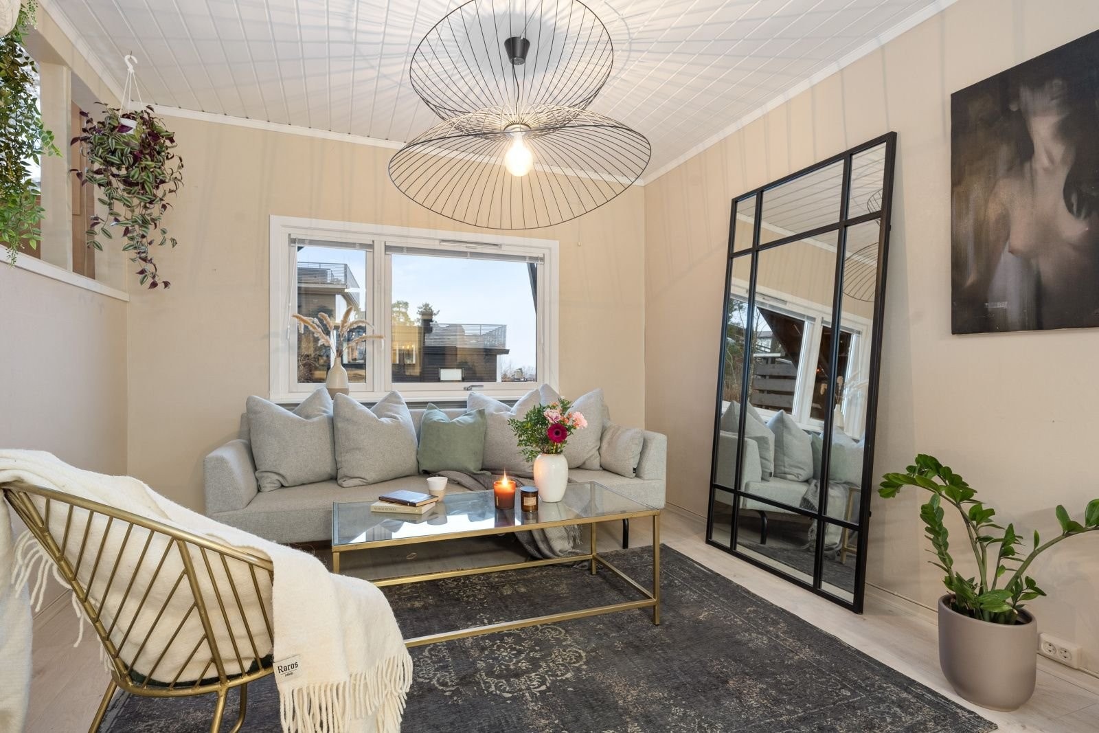 Stue nummer to. Dette kan gjøres om til soverom hvis det er ønskelig. (Det var soverom der opprinnelig) Galleribilde