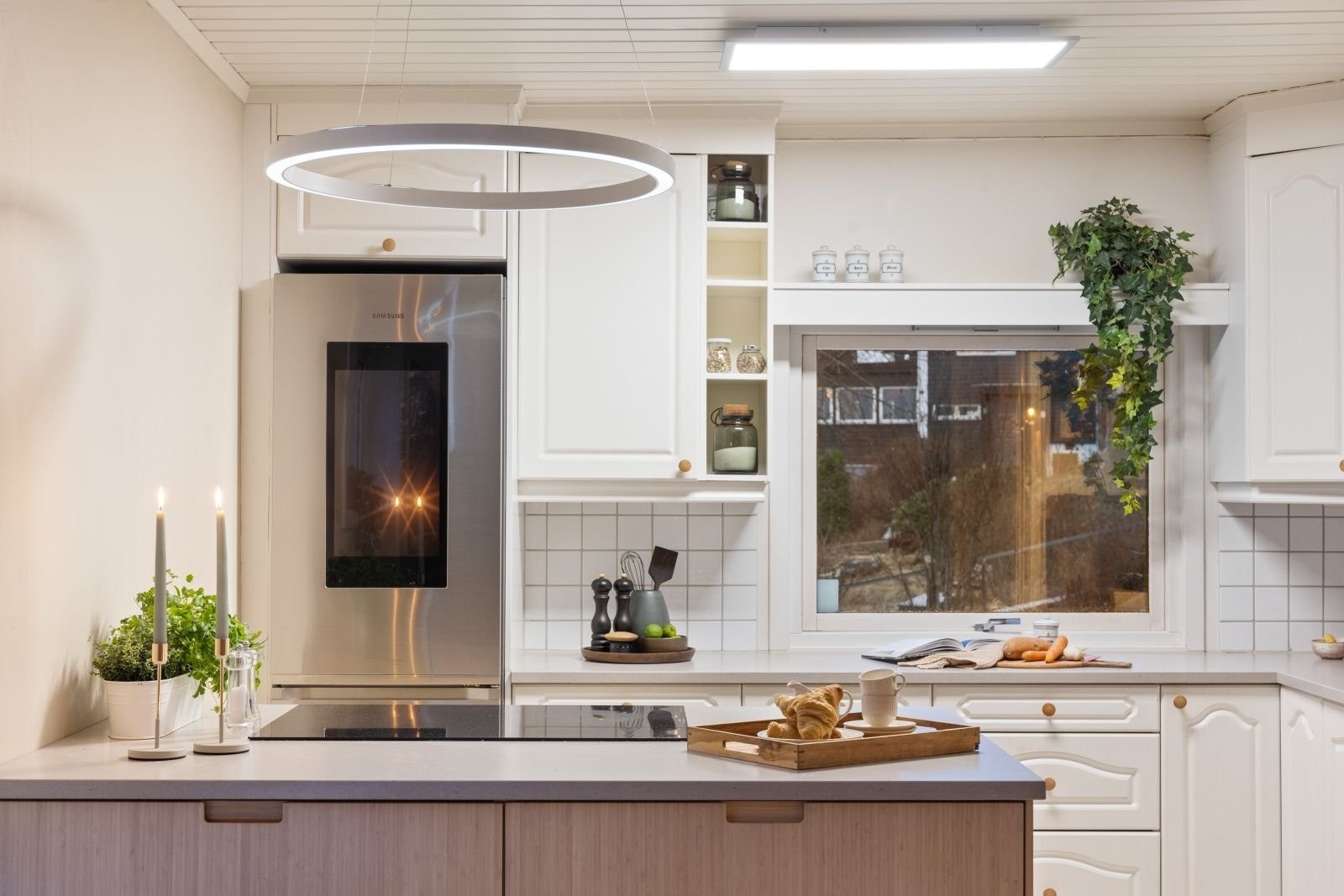 Kjøkken med helt ny kjøkkenøy og benkeplate. Galleribilde