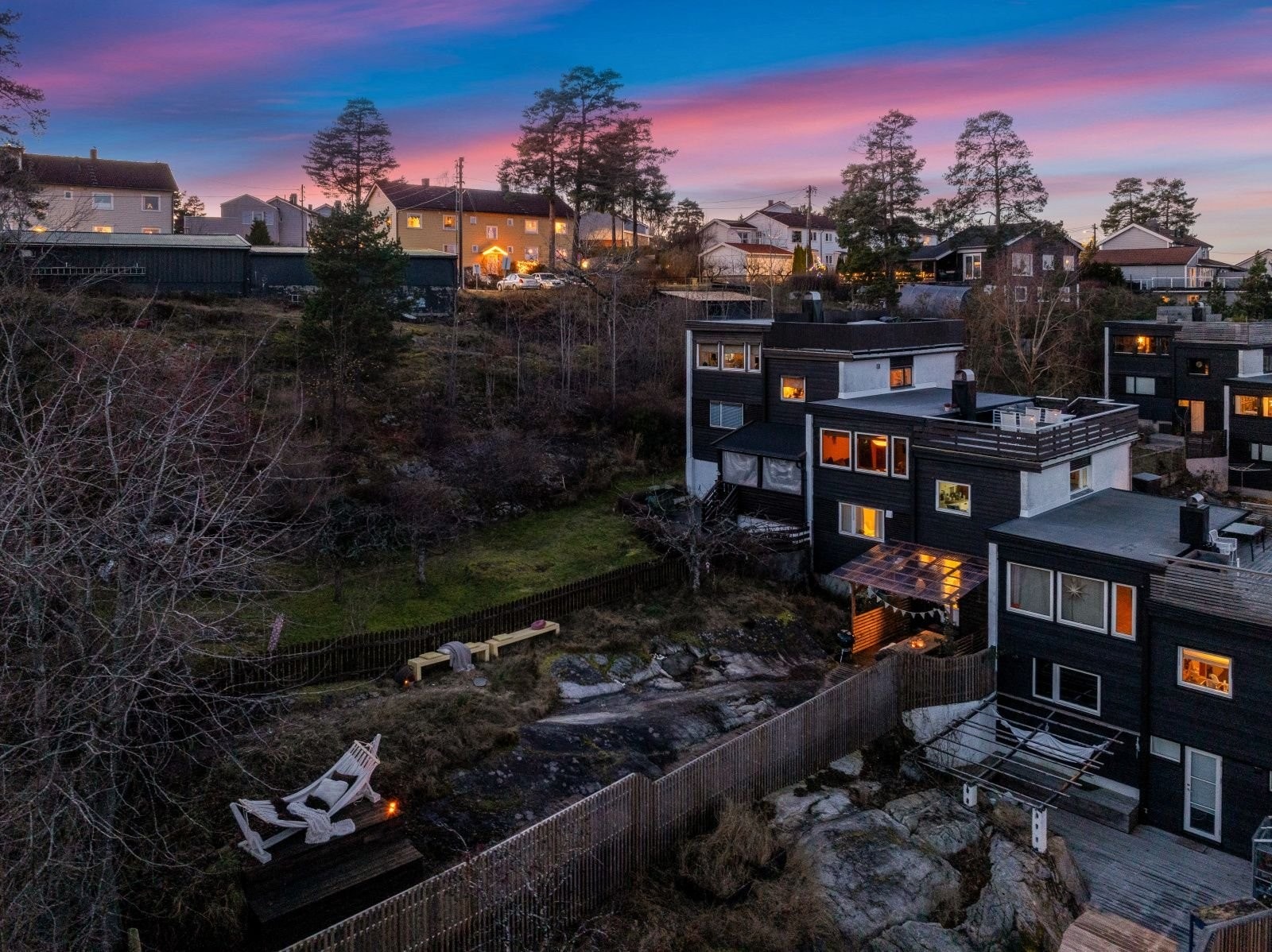 Boligen har en lang hage med utsikt mot sjøen. Skoklefallskogen og Tangen barneskole og ungdomsskole ligger like bak huset. Galleribilde