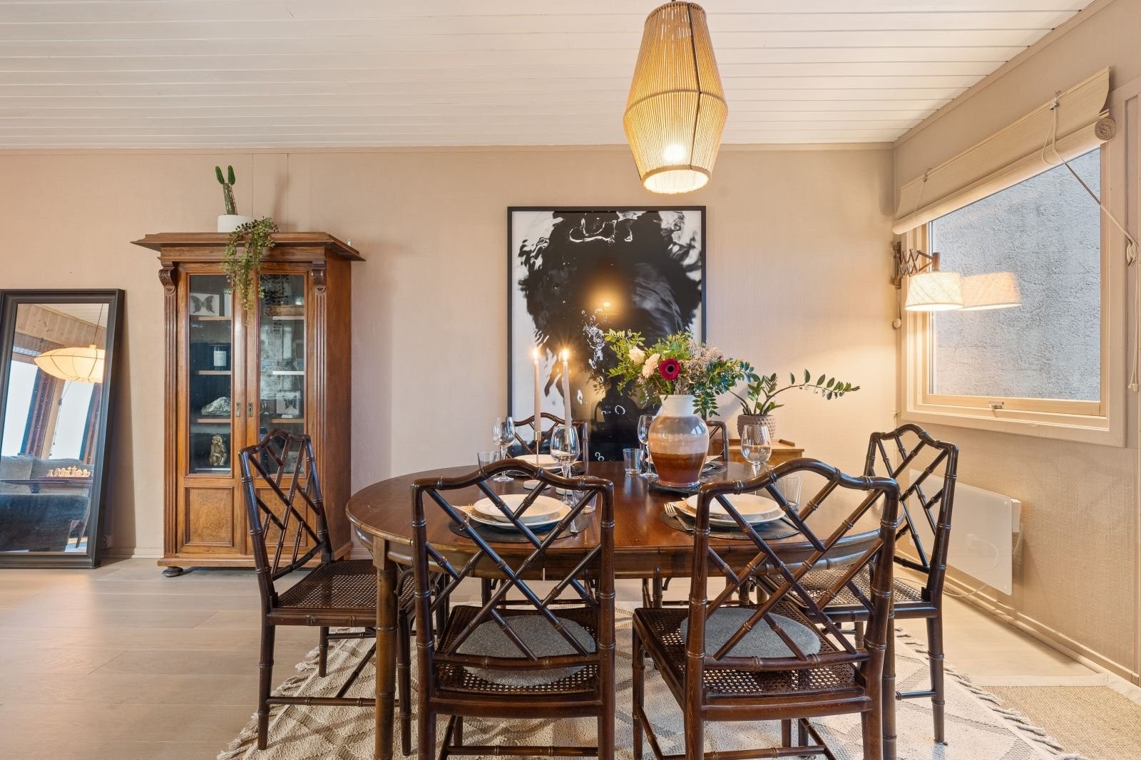 Her kan man nyte måltidene. God plass hvis man vil ha mange rundt bordet. Galleribilde