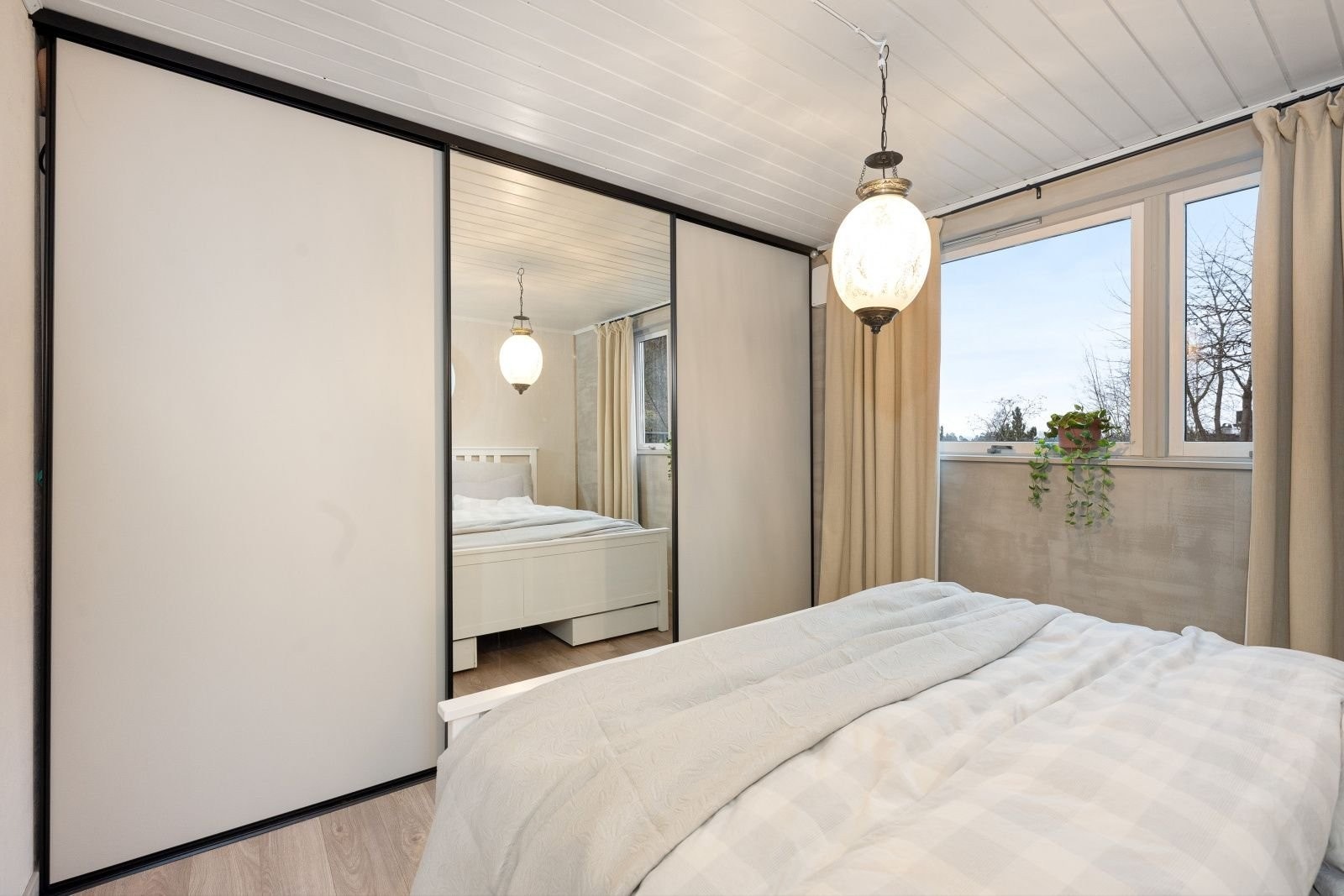 Nytt og romslig garderobeskap fra Drømmekjøkkenet på soverommet. Galleribilde