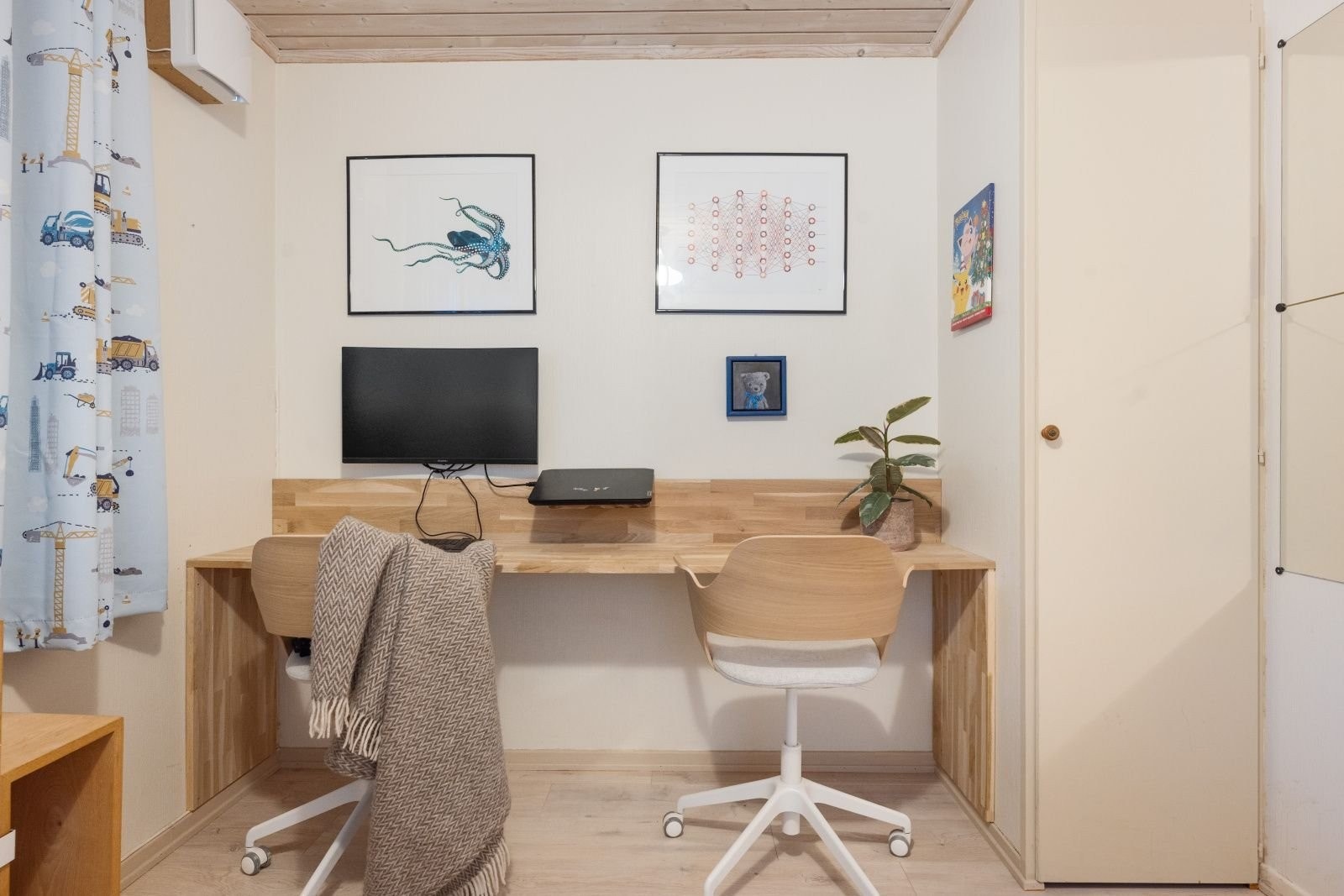 På soverom nr 2 er det et innebygget skrivebord med plass til to. Galleribilde