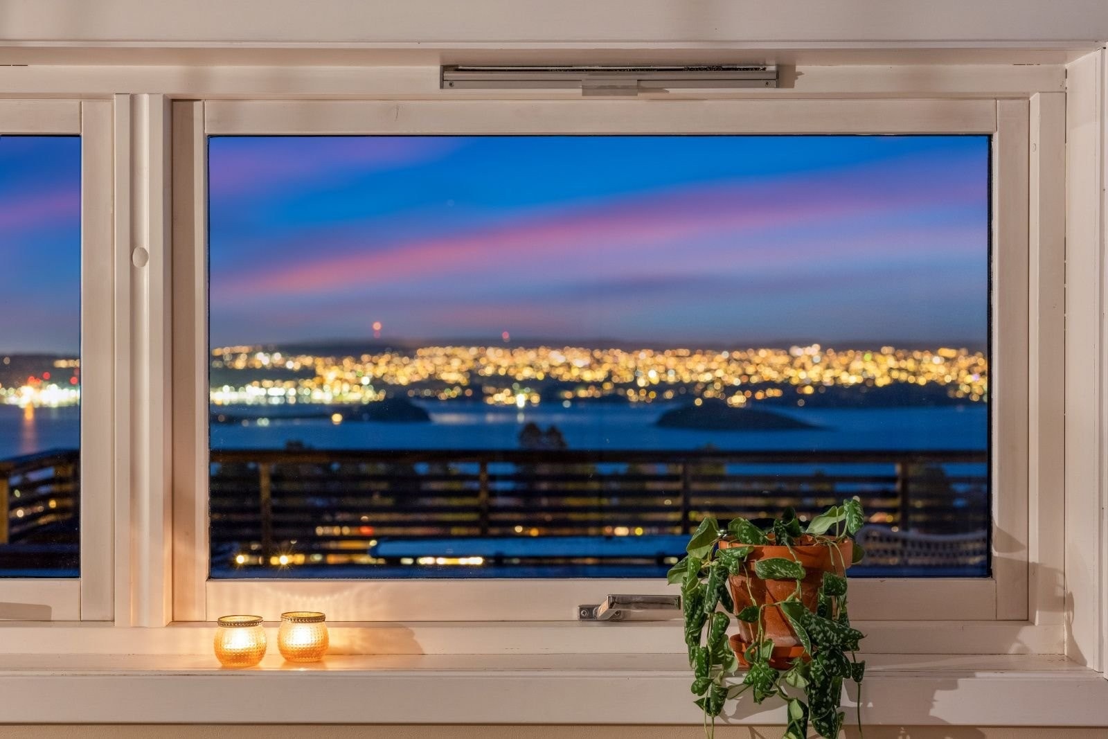 Utsikten fra kjøkkenet. Her kan man se vakre soloppganger om morgenen og nyte utsikten om kvelden. Galleribilde