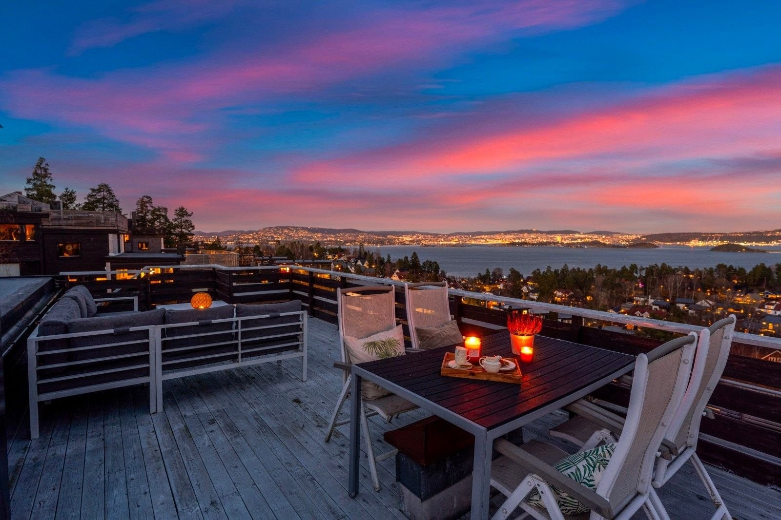 Uslåelig utsikt fra privat takterrasse. Galleribilde