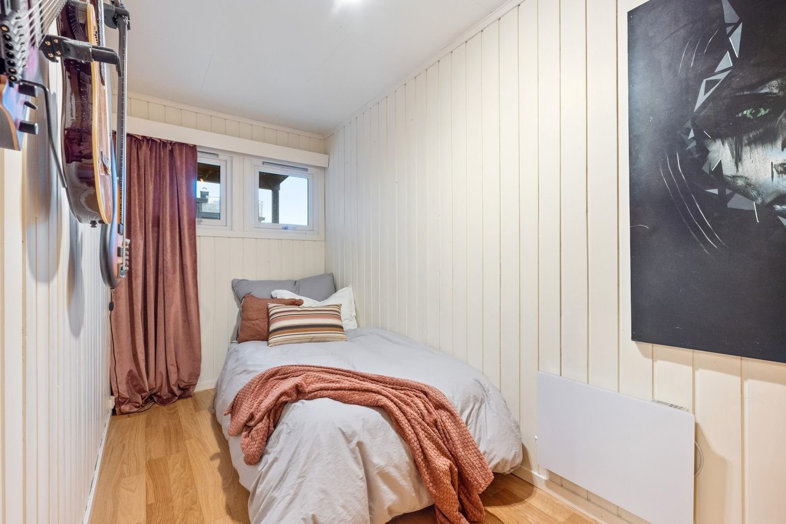 Gjesterom. Dette er ikke godkjent som soverom i dag pga. litt for lite vindu, men det kan enkelt fikses. Galleribilde