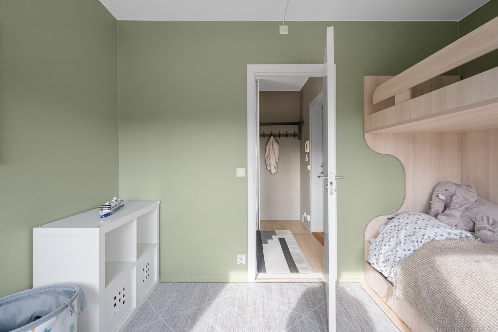 Direkte inngang til soverom 2 fra entreen Galleribilde