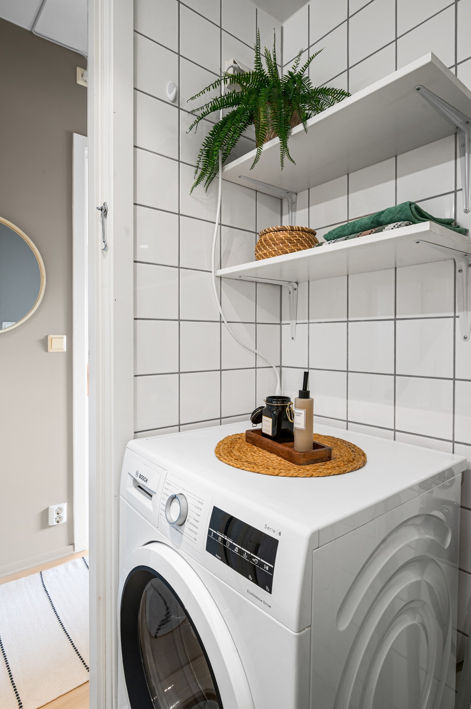 Opplegg for vaskemaskin og hyller for oppbevaring over Galleribilde