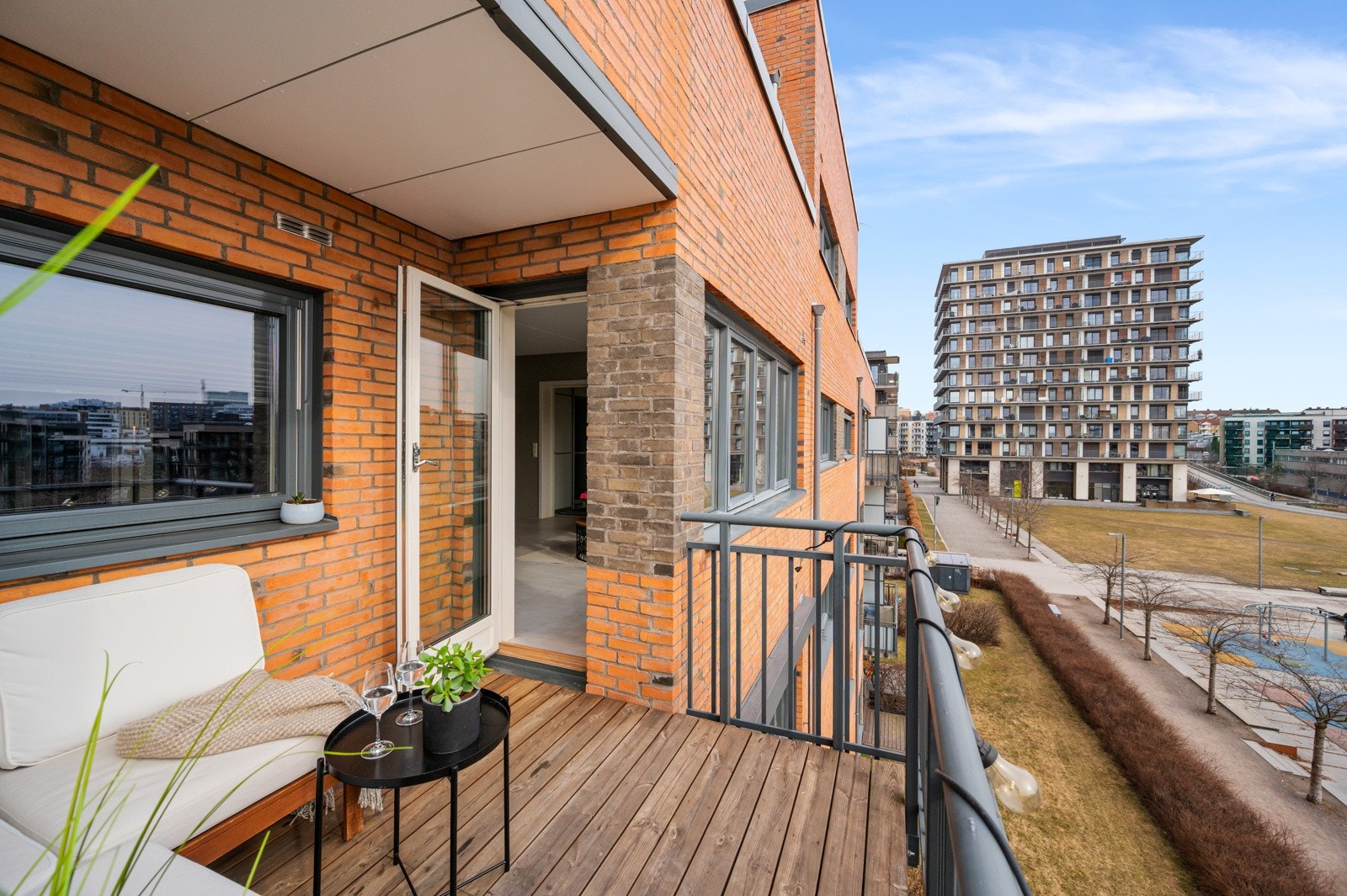 Utgang til en herlig balkong fra stuen Galleribilde