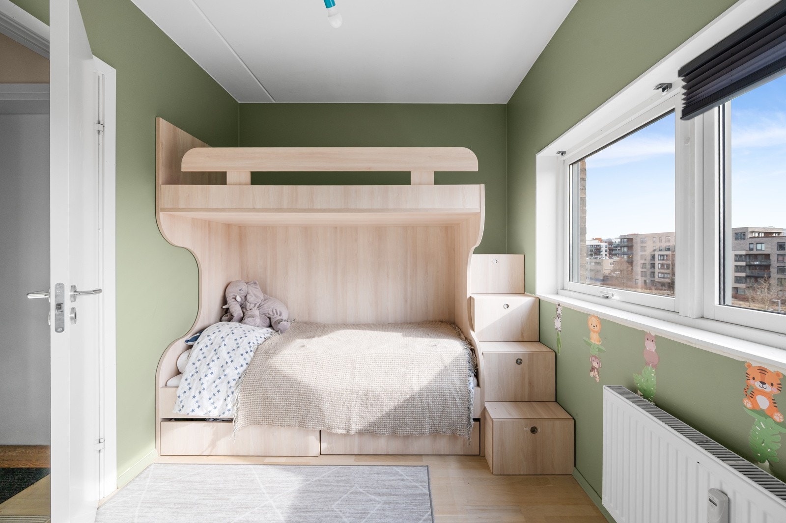 Soverommet har parkettgulv som gir en helhetlig og varm stil til rommet Galleribilde