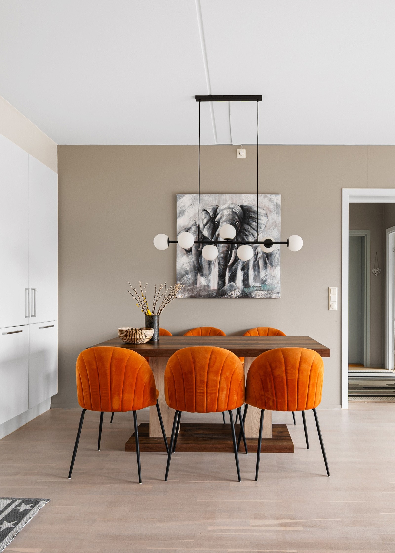 Sosial planløsning med god plass til spiseplassen - Her kan man nyte et godt måltid med familie og venner Galleribilde