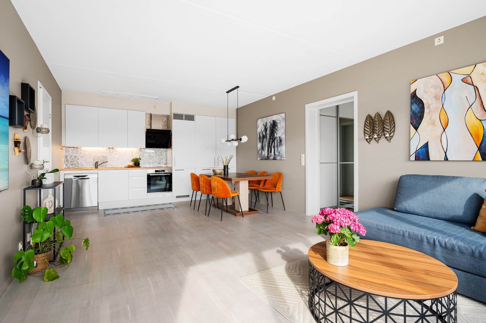 Kjøkkenet er i åpen løsning mot stuen, de integrerte hvitevarene medfølger Galleribilde