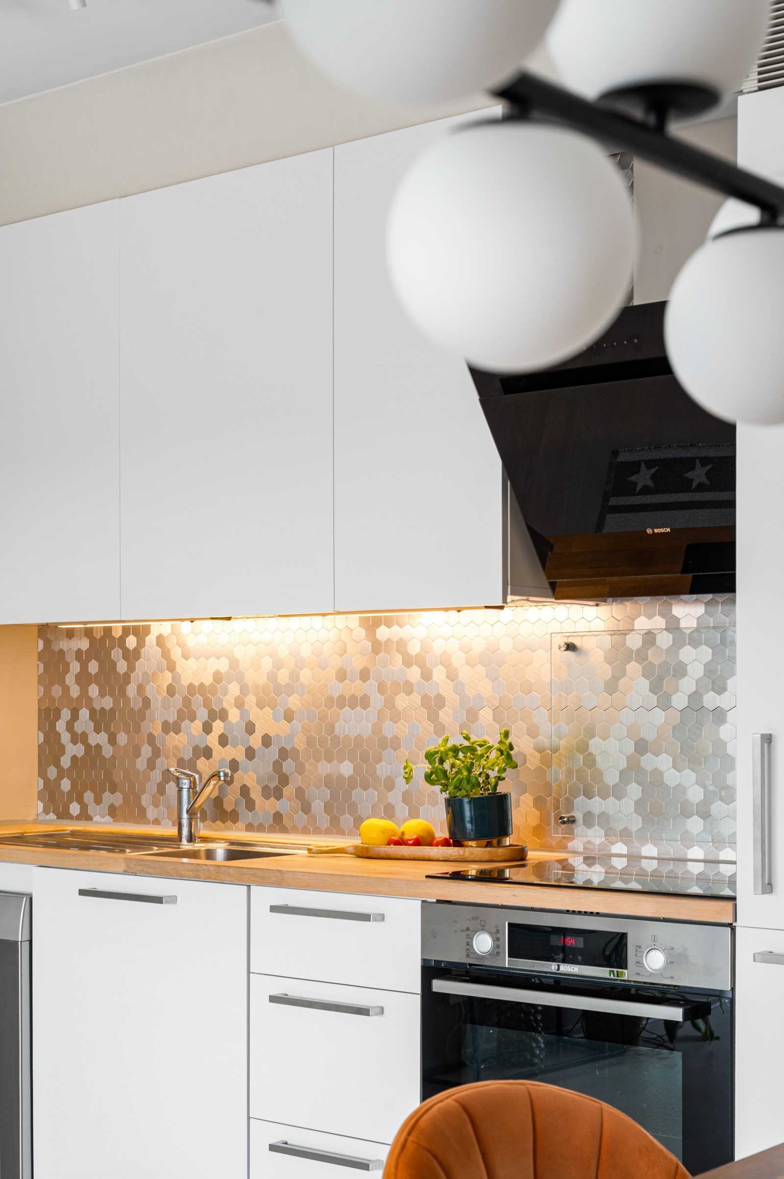 Kjøkkenet er godt utstyrt med integrerte hvitevarer, inkludert oppvaskmaskin, stekeovn, induksjonstopp og kjøl-/fryseskap Galleribilde