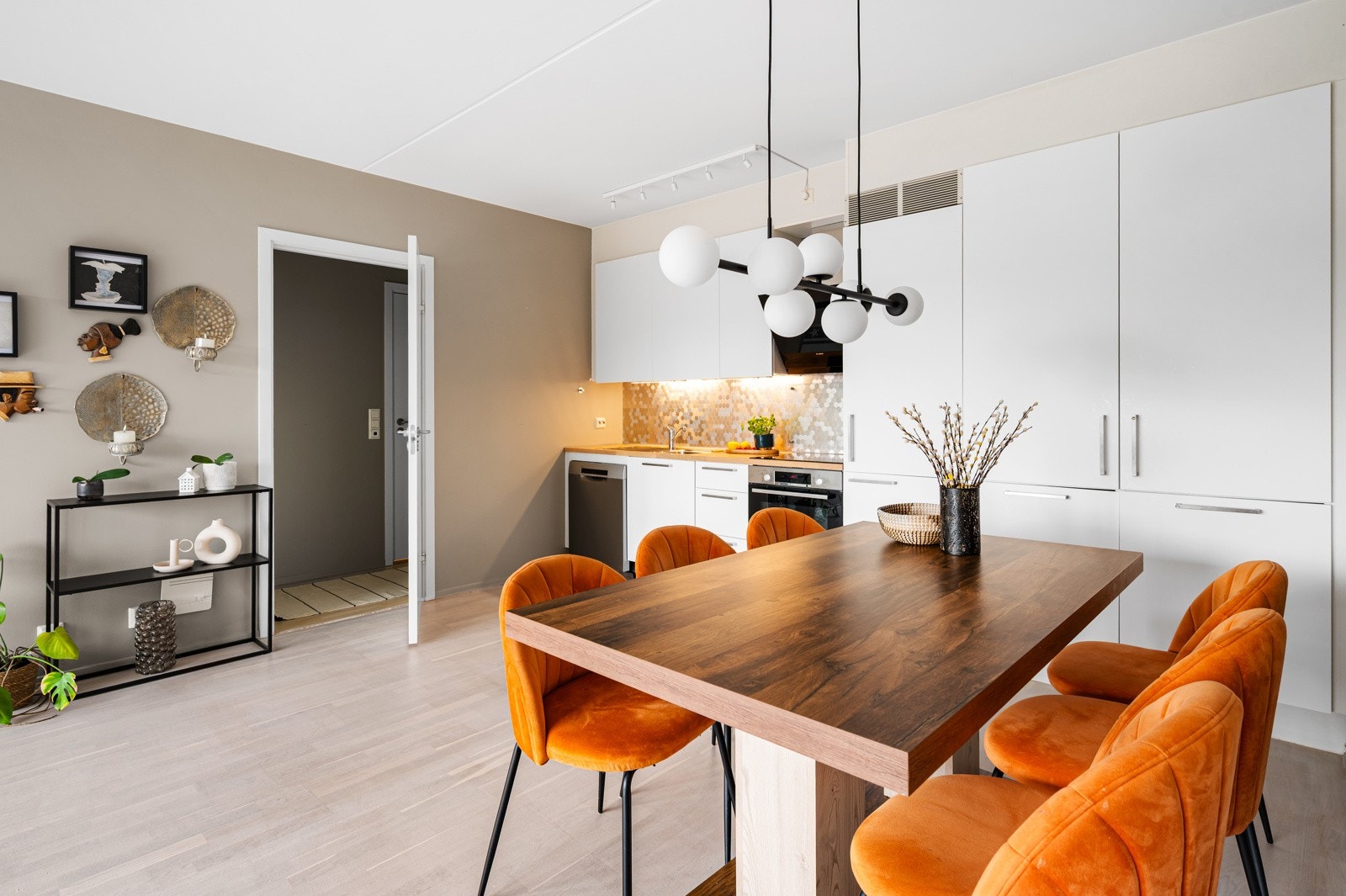 God plass til stort spisebord i tilknytning til kjøkkenet Galleribilde