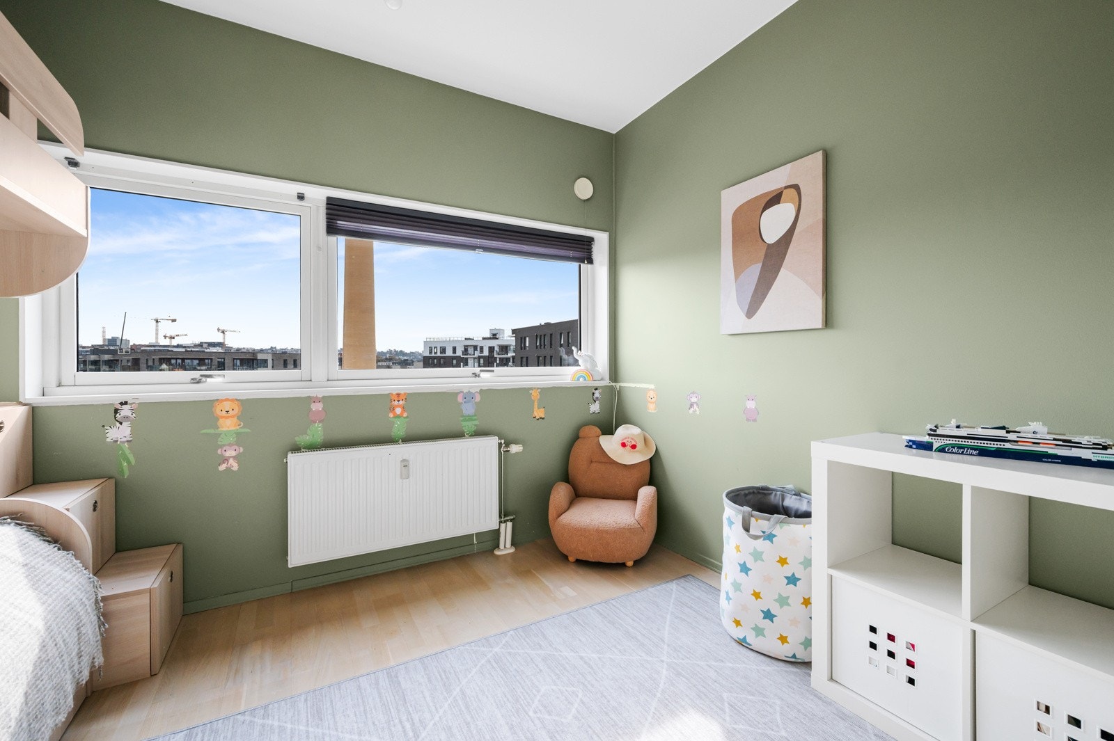 Soverom 2 er lyst og trivelig, med gode møbleringsmuligheter Galleribilde