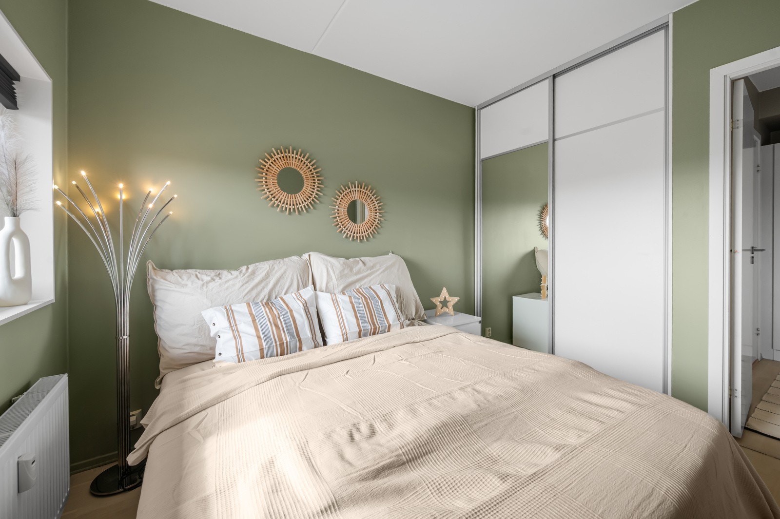 Soverommet er romslig med plassbygget garderobeskap Galleribilde