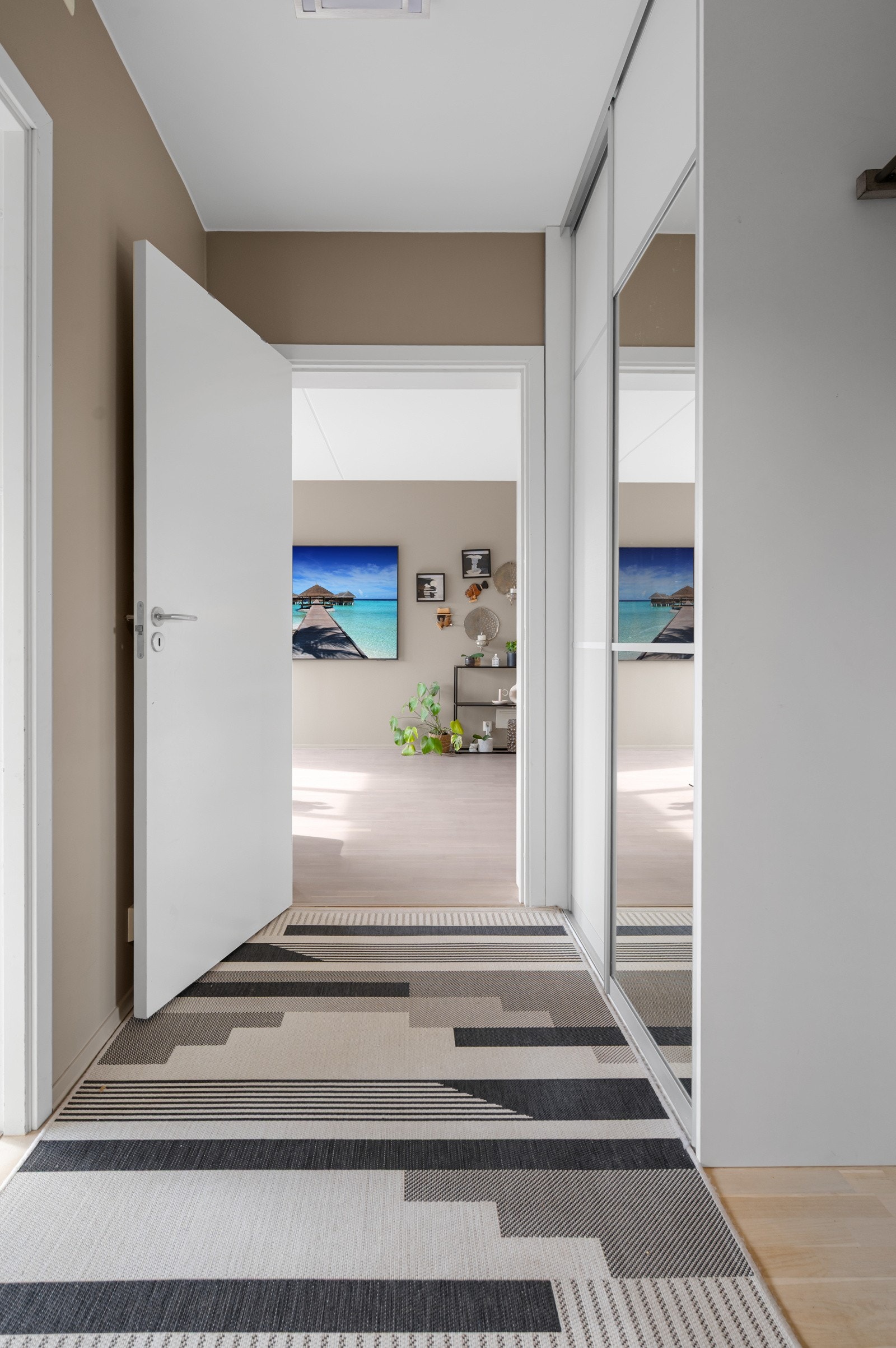 I entreen finner du en praktisk skyvedørsgarderobe med speilfronter som gir både romfølelse og rikelig med lagringsplass for yttertøy og sko. Galleribilde