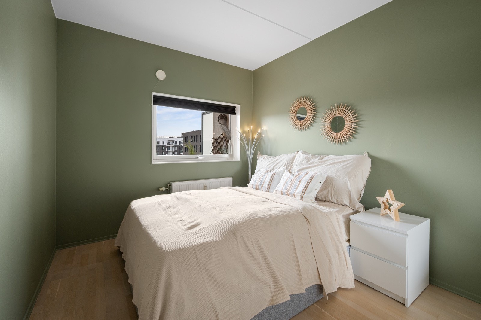 Stilren og moderne soverom med vindu som gir gode lysforhold i rommet Galleribilde